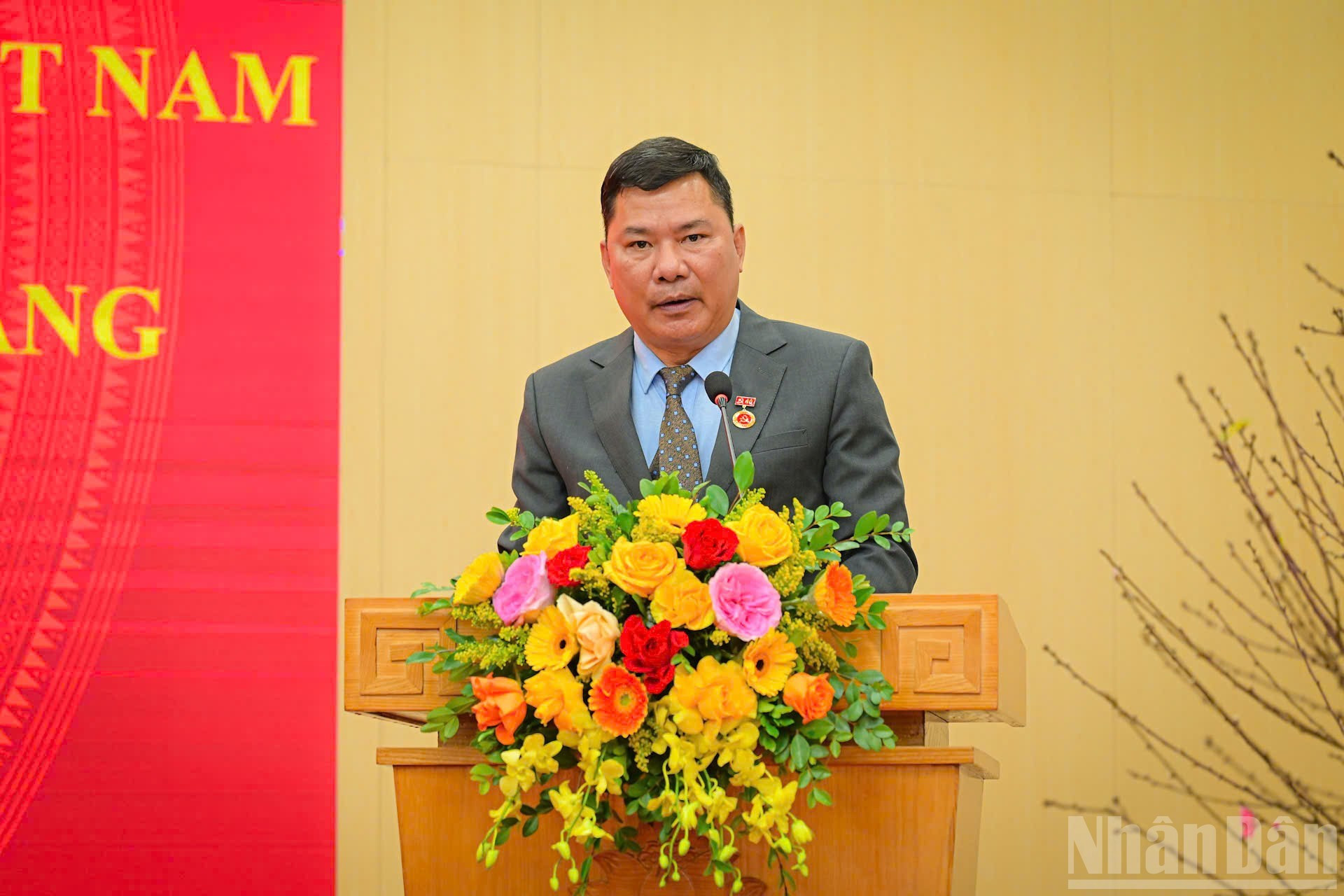 Nguyen Thanh Son, de la Junta de Gestión de Corresponsales de Nhan Dan, da palabras en nombre de los militantes condecorados.