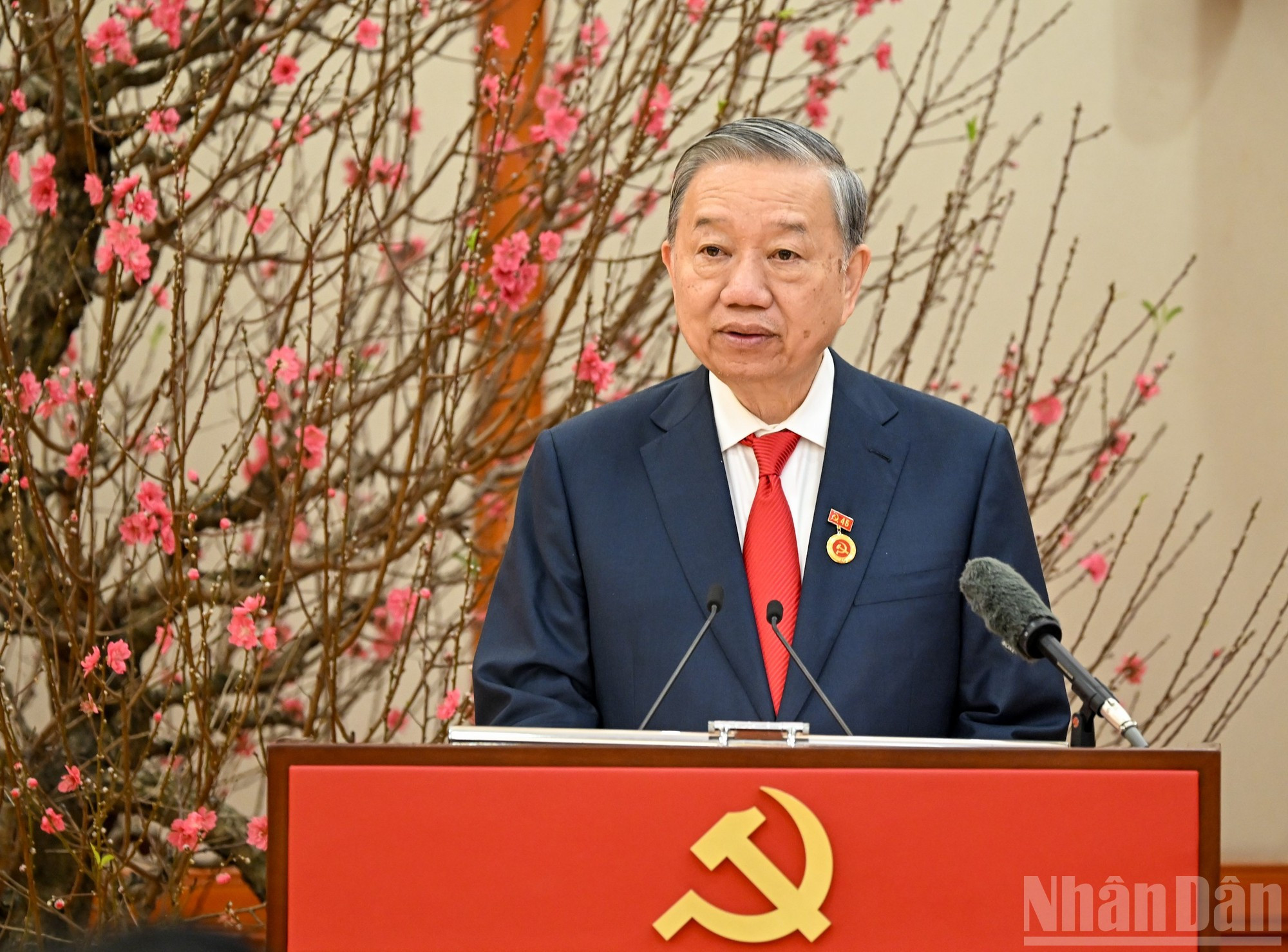 El secretario general del Partido Comunista de Vietnam, To Lam, da palabras.