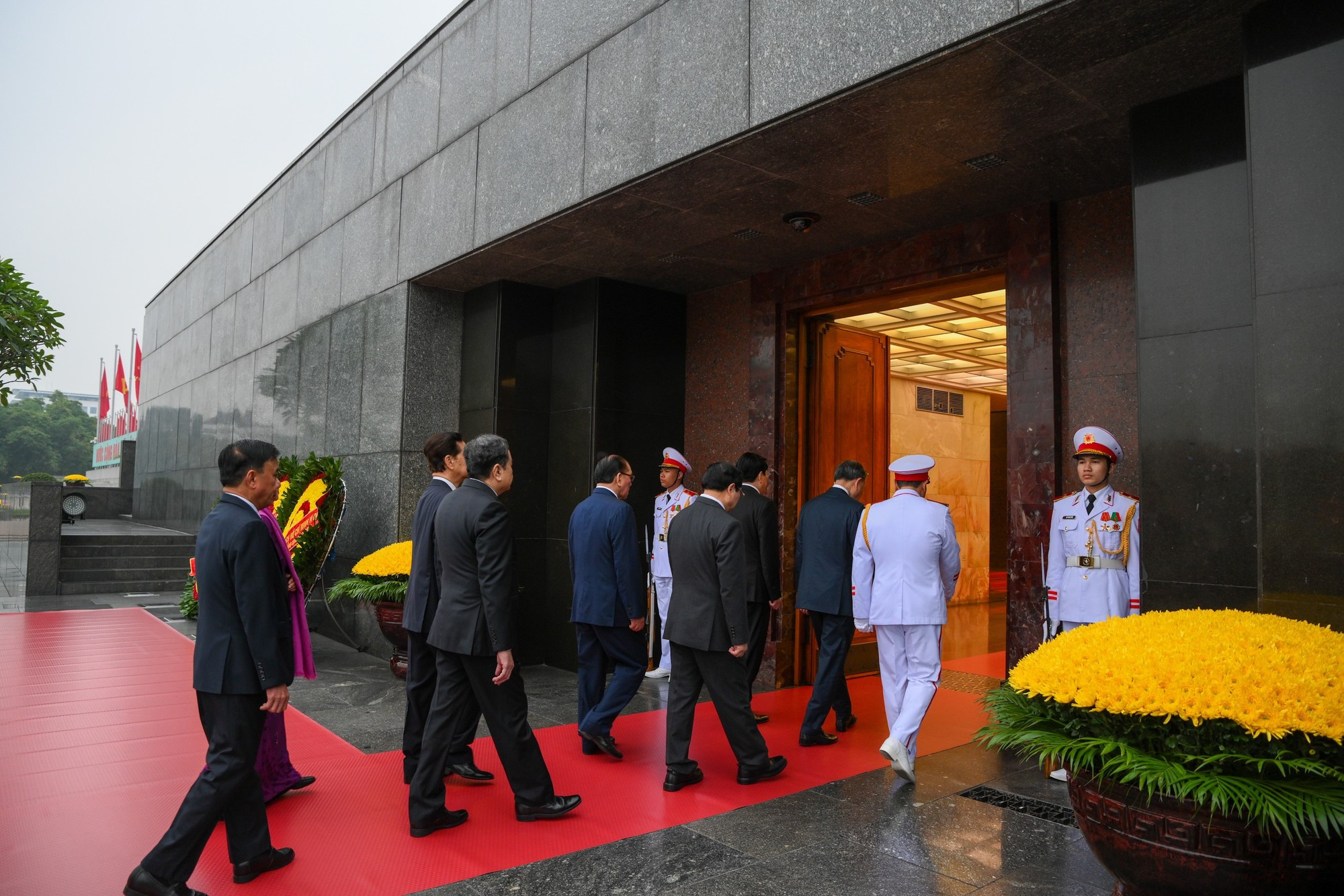 La delegación de dirigentes y exdirigentes del Partido y del Estado avanza al mausoleo.