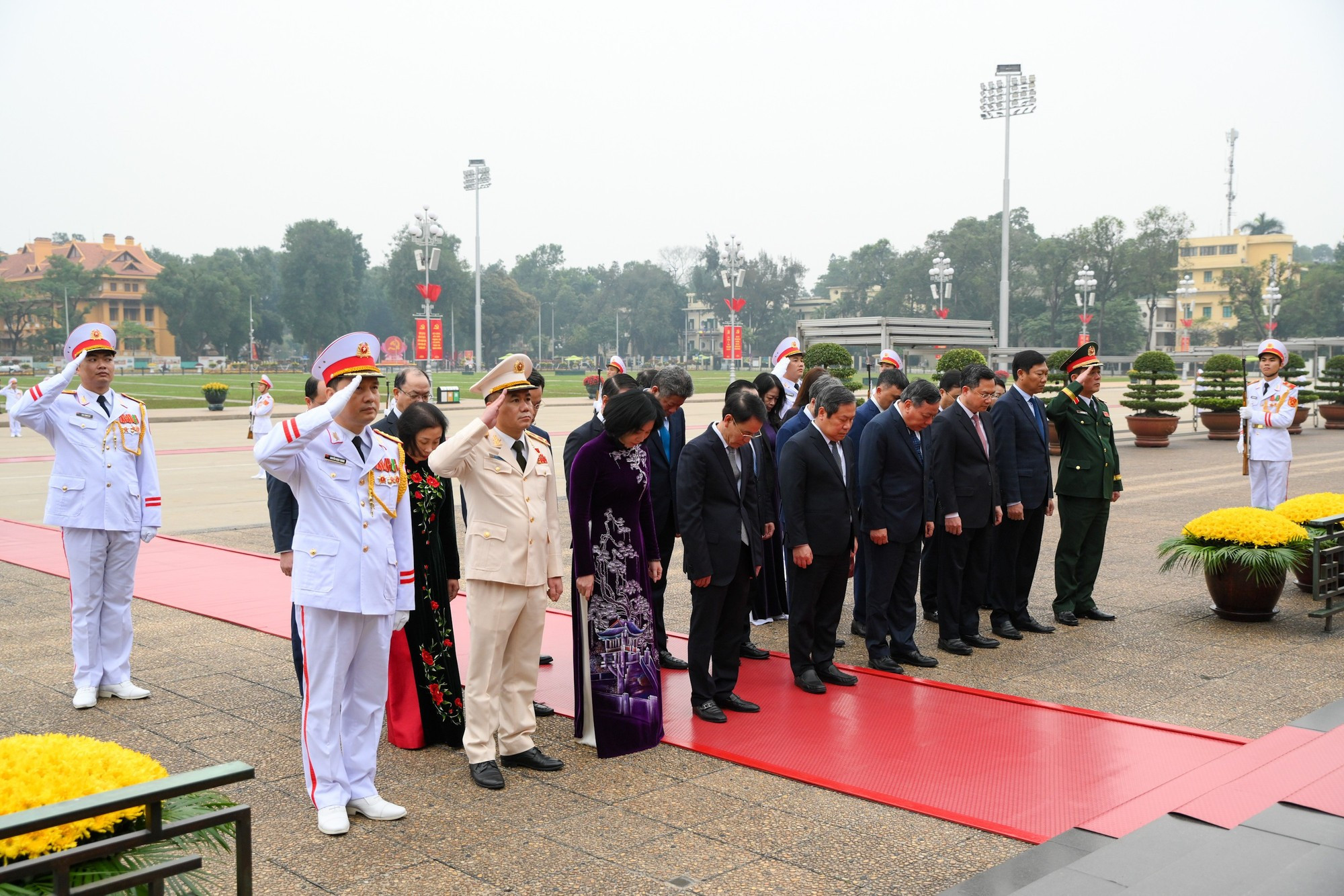 La delegación del Comité del Partido en Hanói, el Consejo Popular, el Comité Popular y la filial del Frente de la Patria de Vietnam en esta ciudad asiste al acto.