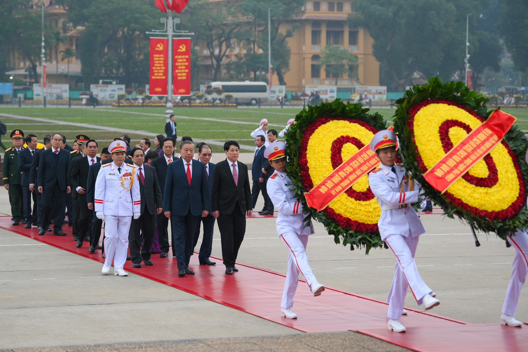 La ofrenda floral lleva la frase: “Infinita gratitud al gran Presidente Ho Chi Minh”.