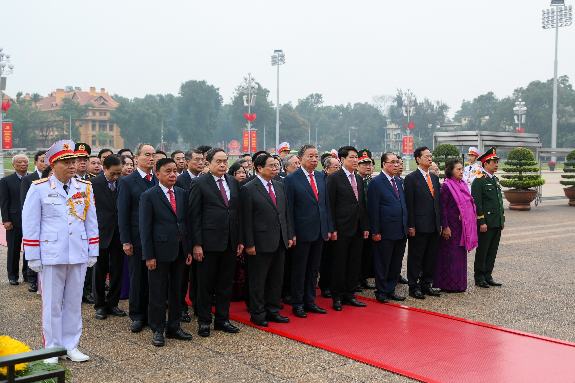 El secretario general del Partido Comunista de Vietnam, To Lam; el presidente del país, Luong Cuong; el primer ministro, Pham Minh Chinh; el presidente de la Asamblea Nacional, Tran Thanh Man, y el integrante del Buró Político y miembro permanente del Secretariado del Comité Central del Partido, Tran Cam Tu, junto con dirigentes y exdirigentes del Partido y del Estado, presentan sus respetos al Presidente Ho Chi Minh.