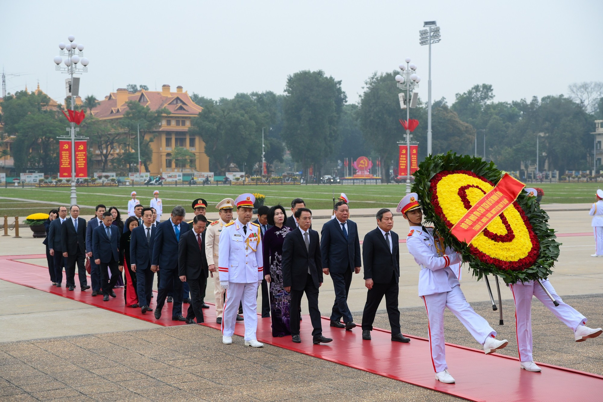 La delegación del Comité del Partido en Hanói, el Consejo Popular, el Comité Popular y la filial del Frente de la Patria de Vietnam en esta ciudad asiste al acto.