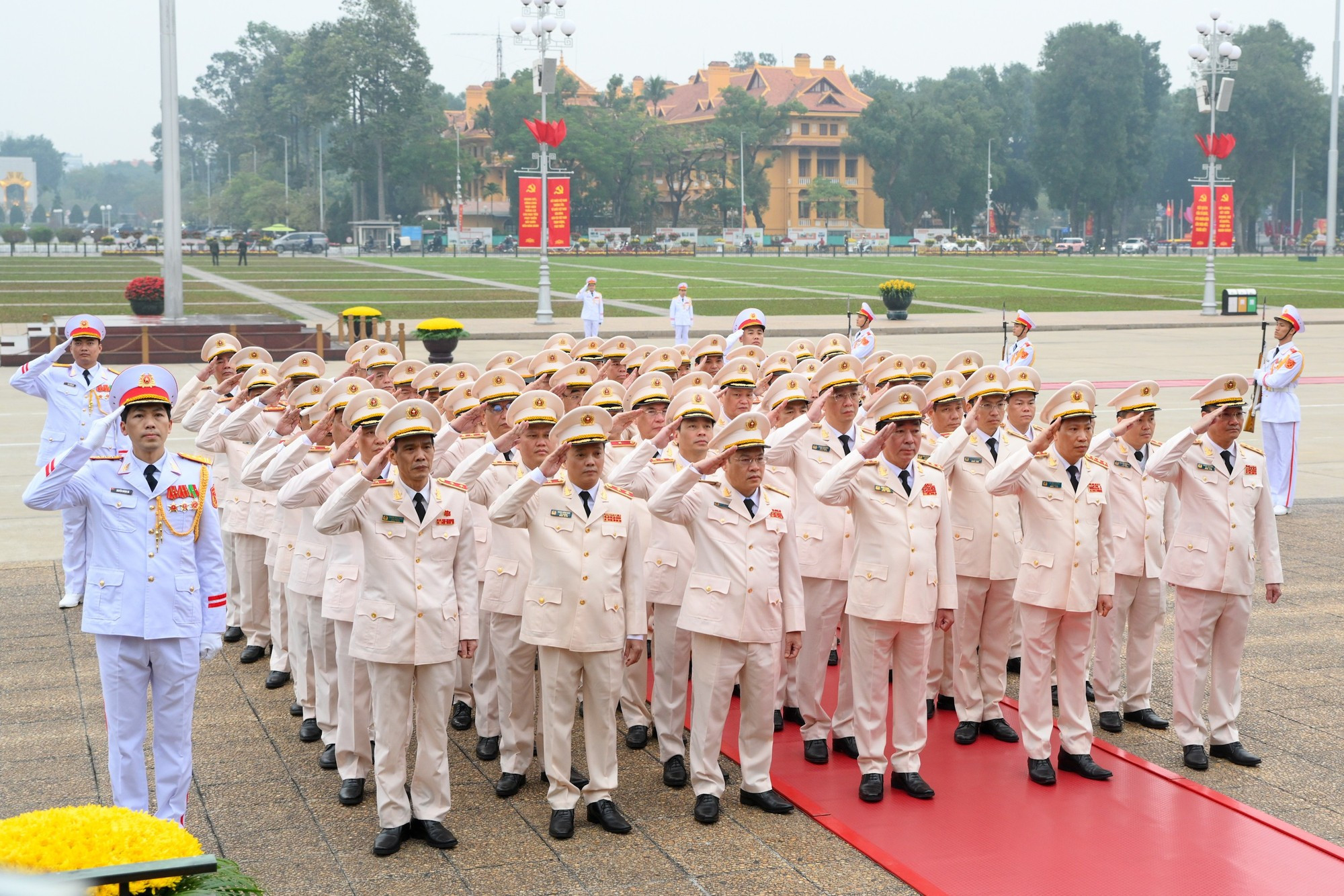 Los delegados de la Comisión Central de Seguridad Pública y del Ministerio de Seguridad Pública en la ceremonia de homenaje.