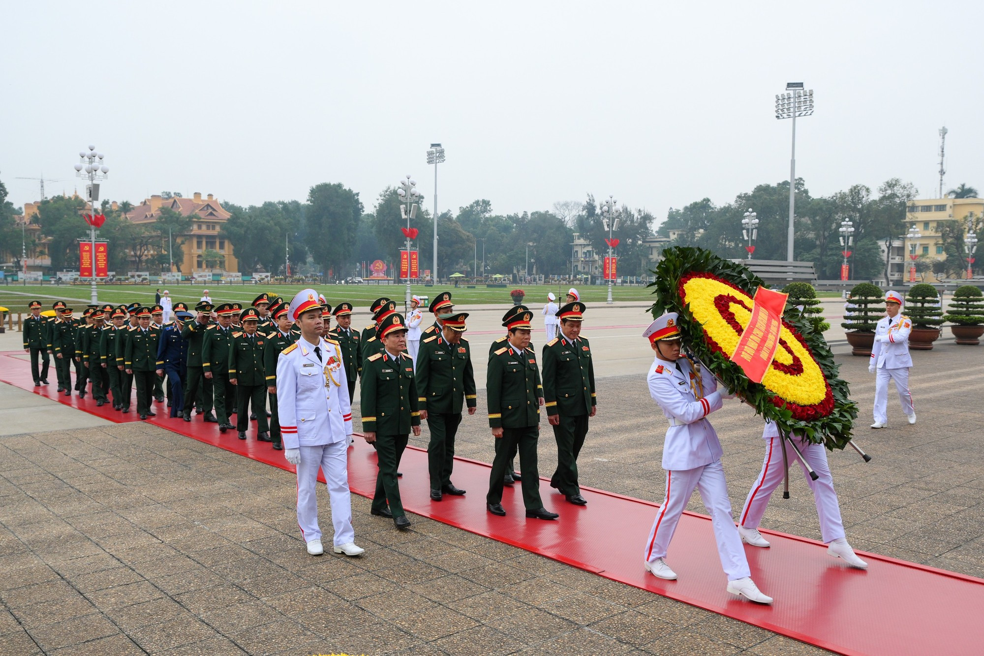 La delegación de la Comisión Militar Central y del Ministerio de Defensa acude al acto.