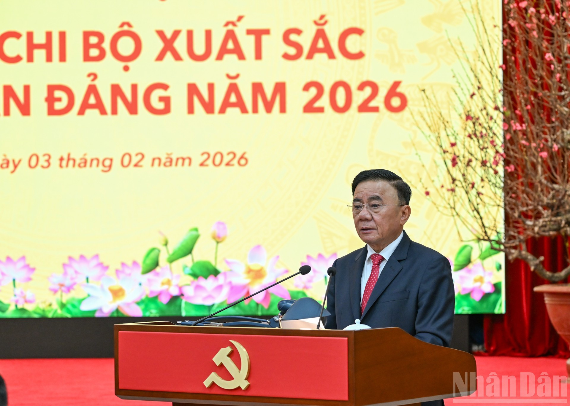 El integrante del Buró Político y miembro permanente del Secretariado del Comité Central del Partido Comunista de Vietnam, Tran Cam Tu, interviene en la reunión.