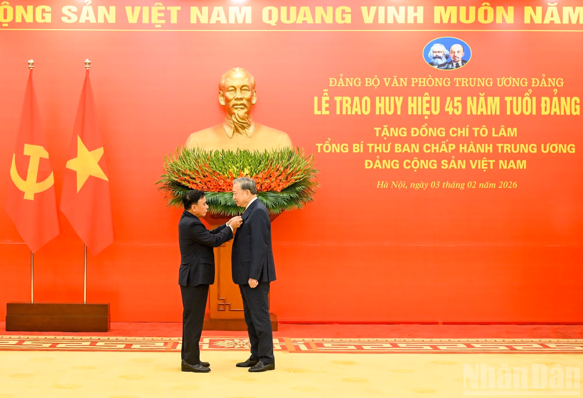 El integrante del Buró Político y miembro permanente del Secretariado del Comité Central del Partido, Tran Cam Tu, adjudica la insignia al secretario general del Partido, To Lam.