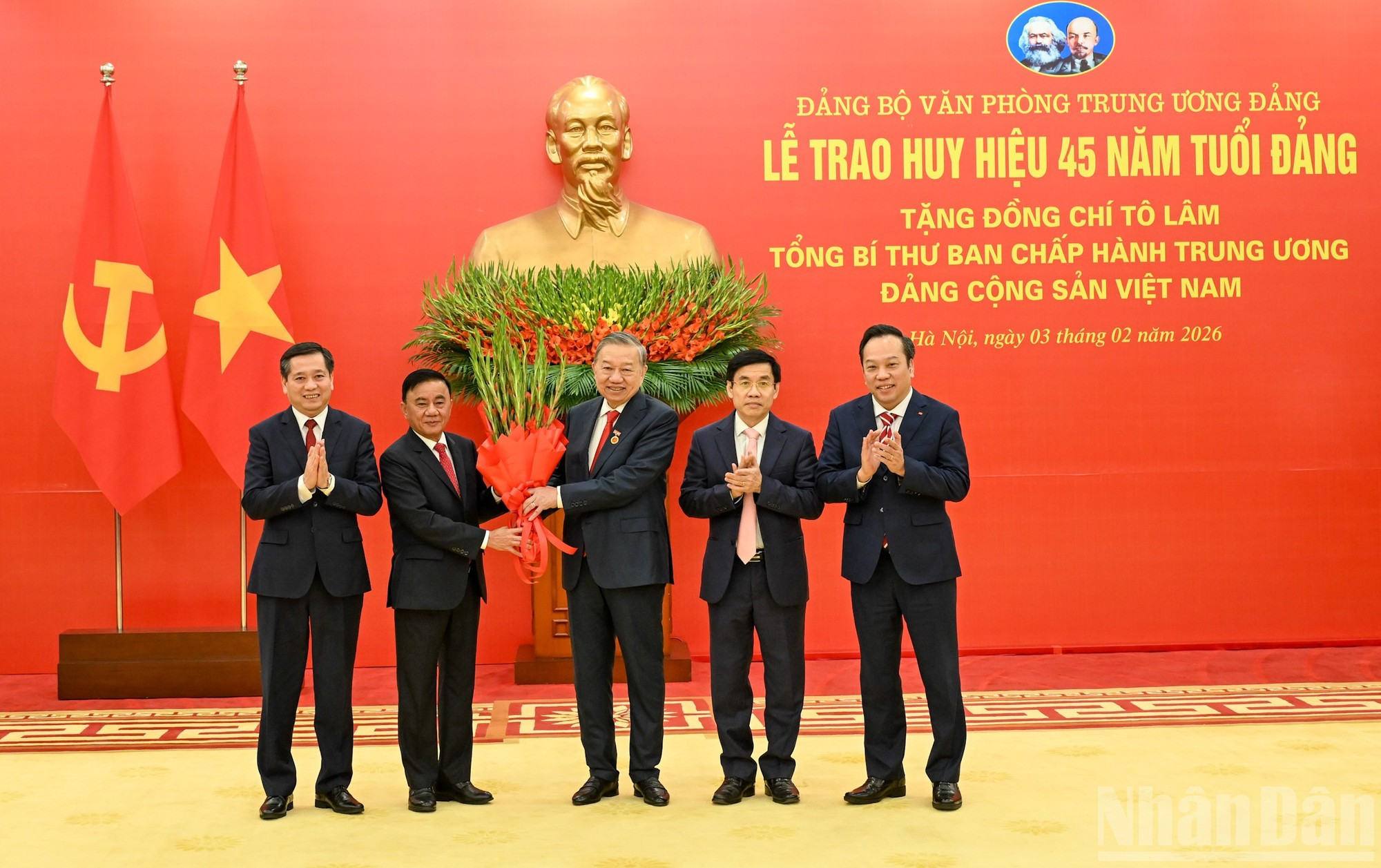 El dirigente recibe un buqué del Comité del PCV de las agencias centrales del Partido.