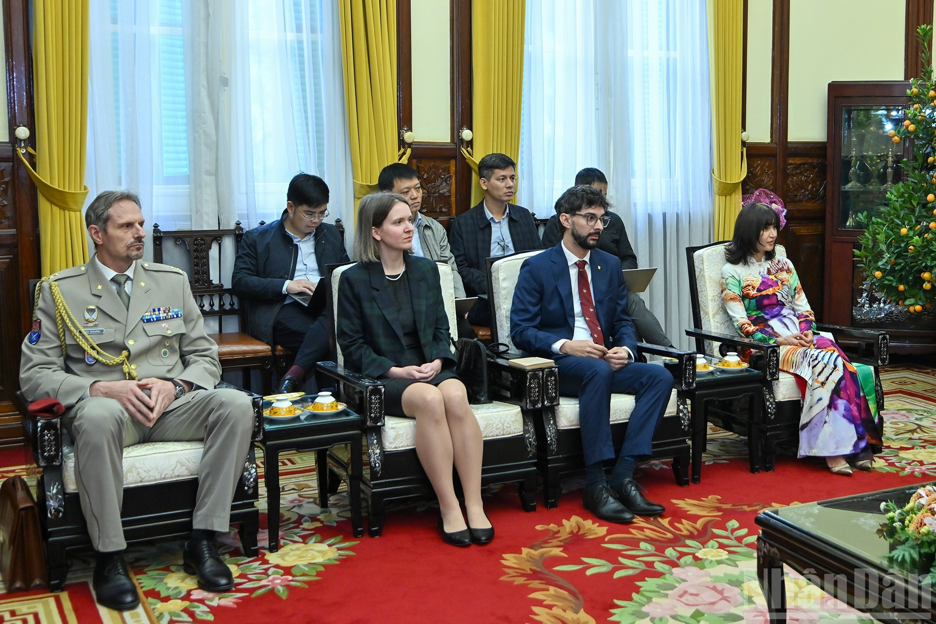 Acompañantes al embajador Hynek Kmonicek.