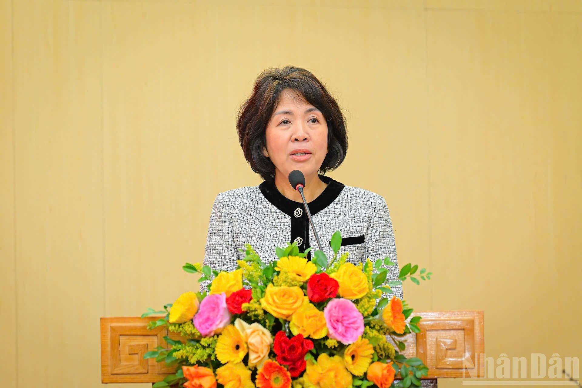 Nguyen Thi Hoang Van, vicesecretaria del Comité del PCV de las agencias centrales del Partido y jefa de su Comisión de Propaganda y Movilización de Masas, interviene en el mitin.