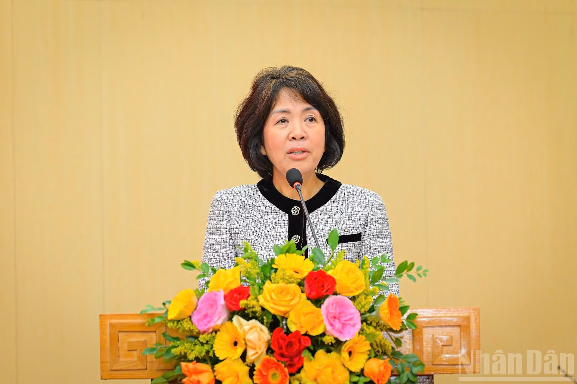 Nguyen Thi Hoang Van, vicesecretaria del Comité del PCV de las agencias centrales del Partido y jefa de su Comisión de Propaganda y Movilización de Masas, interviene en el mitin.