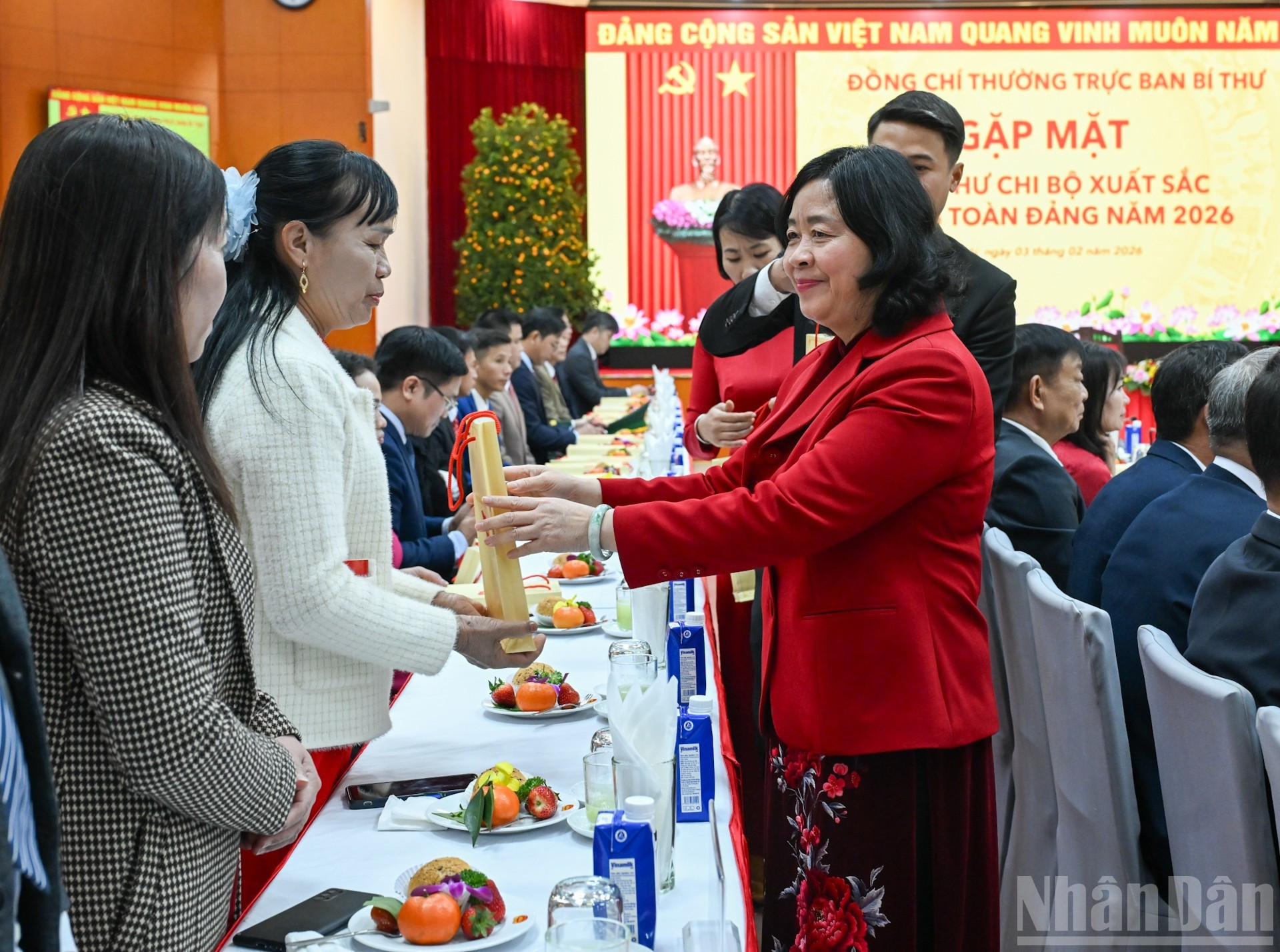 Bui Thi Minh Hoai, miembro del Buró Político, secretaria del Comité Central del Partido y presidenta del Comité Central del Frente de la Patria de Vietnam, entrega regalos a los delegados.
