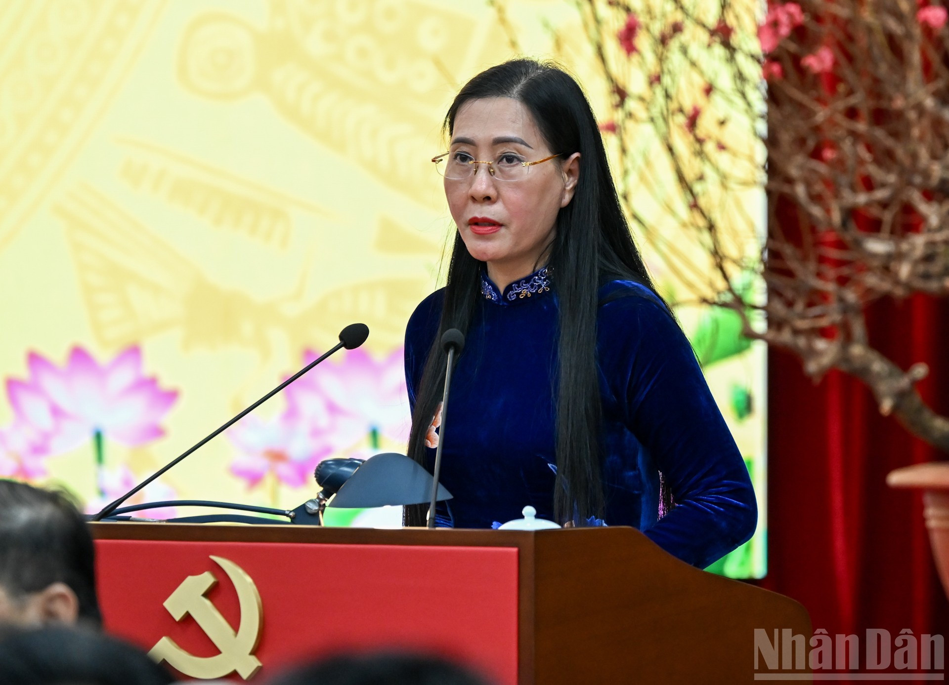 Bui Thi Quynh Van, miembro del Comité Central del Partido y subjefa de su Comisión de Organización, presenta un informe.