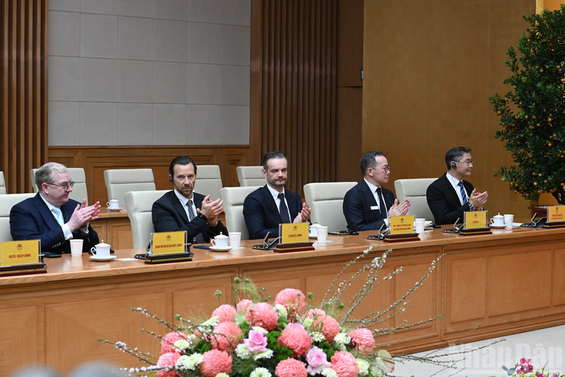 Miembros de la delegación empresarial encabezada por el doctor Philipp Rösler, presidente del Foro Económico Suiza-Vietnam.