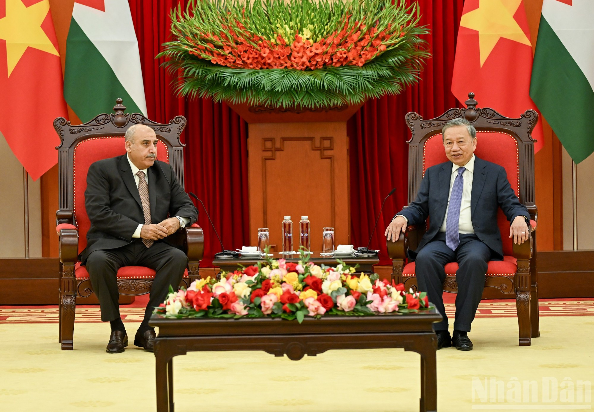 El secretario general del Partido Comunista de Vietnam, To Lam, conversa con el presidente de la Cámara de Representantes de Jordania, Mazen Turki El Qadi.