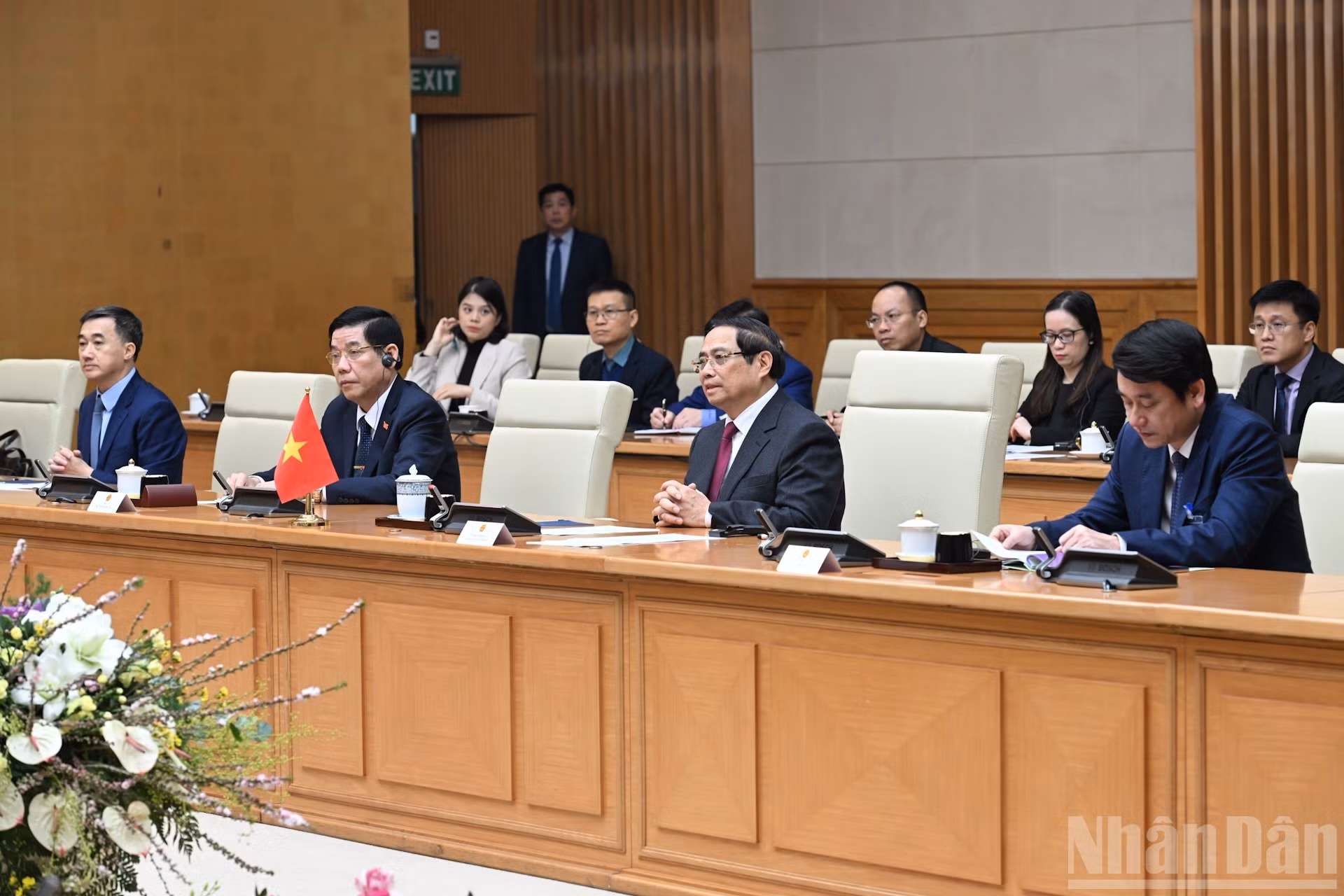 Acompañan al jefe de Gobierno representantes de varios sectores y departamentos vietnamitas.