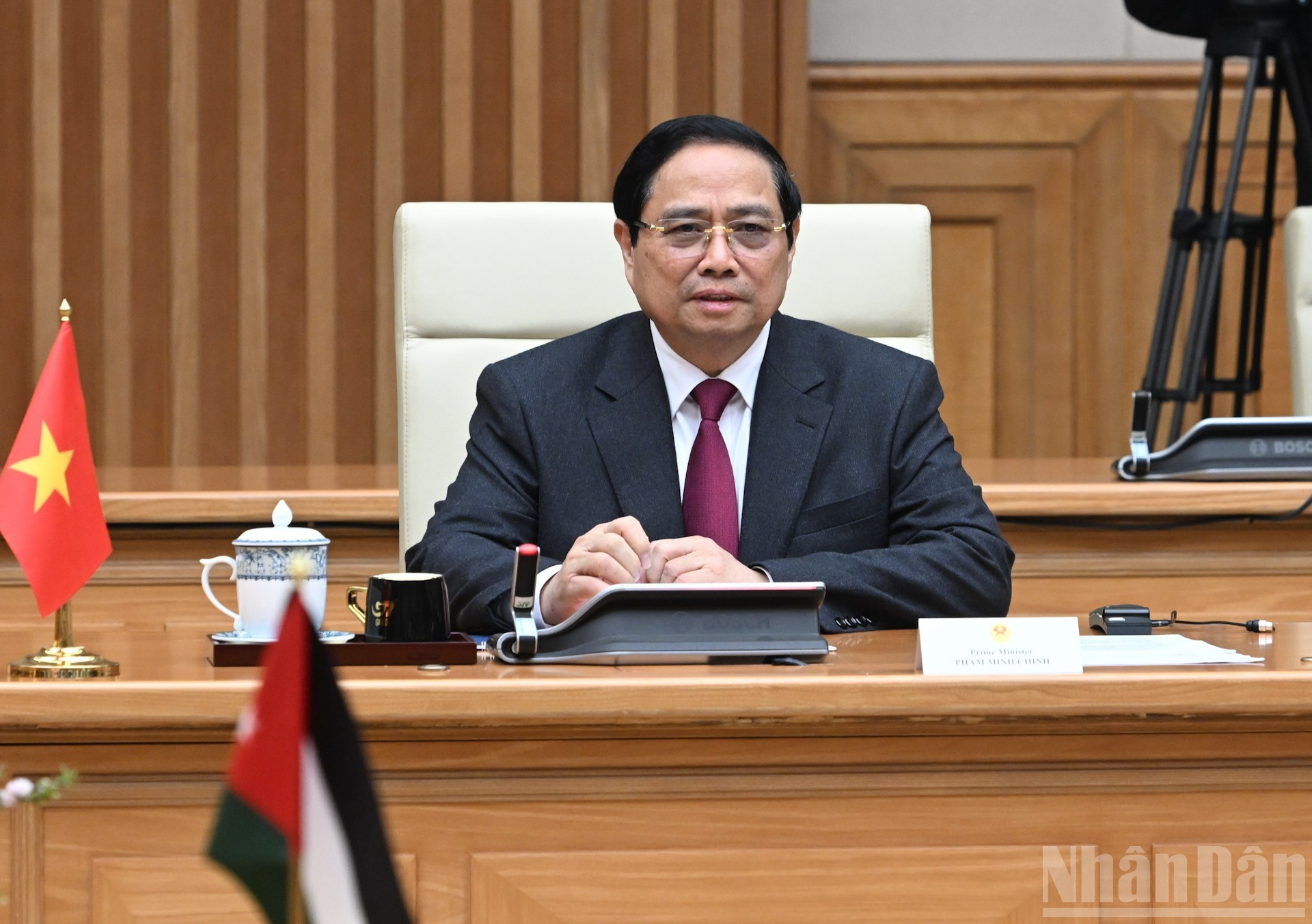 El primer ministro de Vietnam, Pham Minh Chinh, interviene en la reunión con el presidente de la Cámara de Representantes de Jordania, Mazen Turki El Qadi.