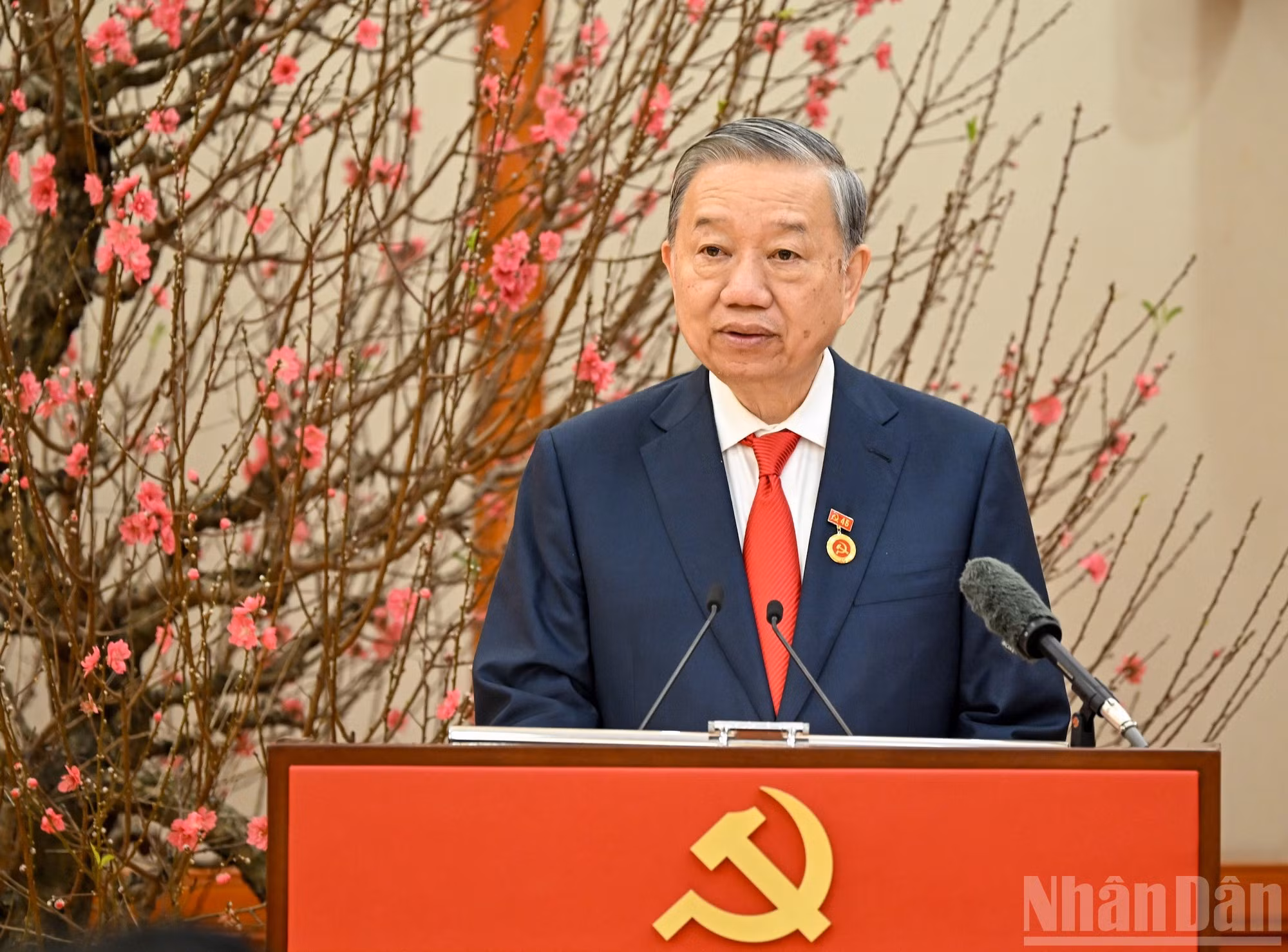 El secretario general del Partido Comunista de Vietnam, To Lam, da palabras.