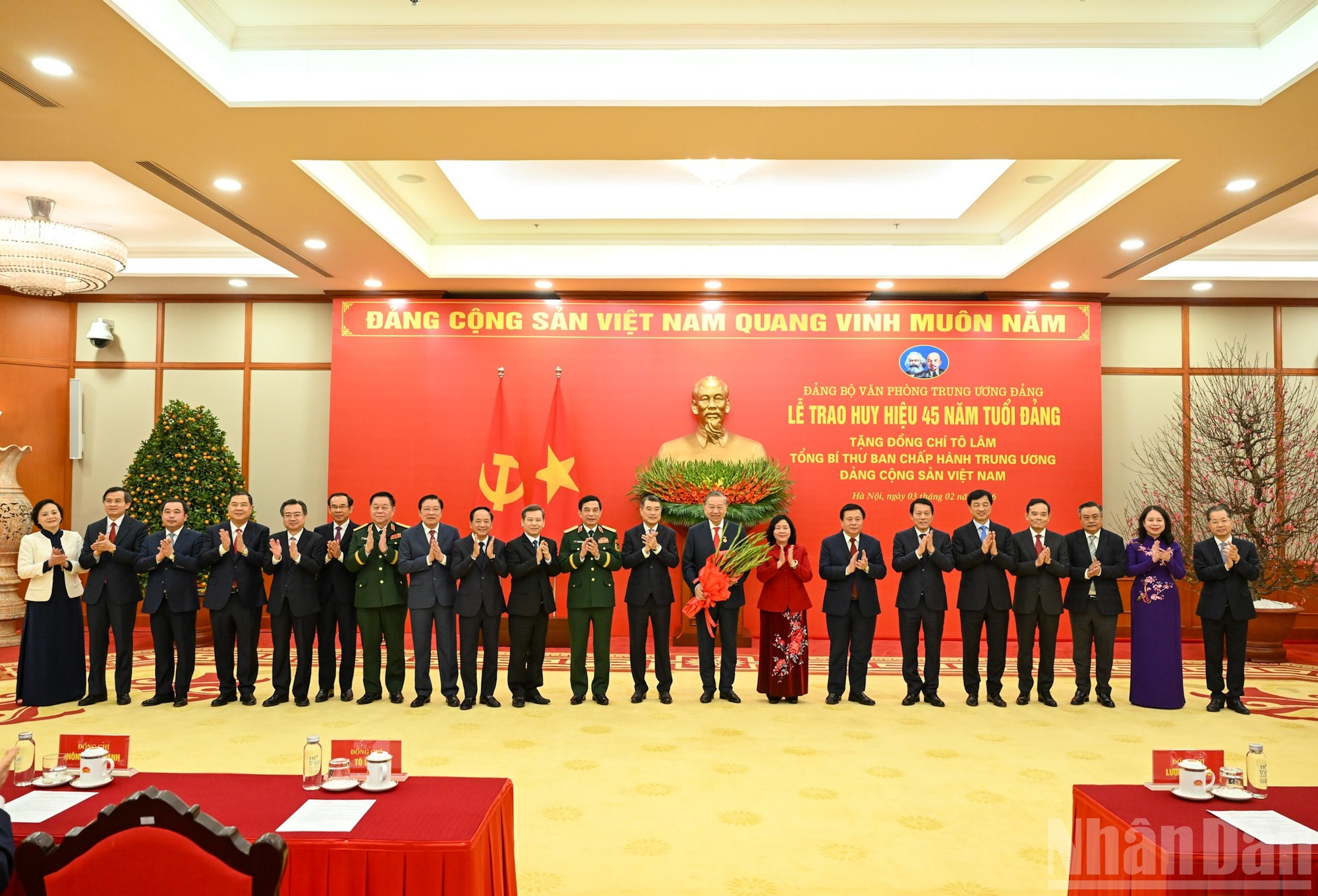 El líder partidista recibe la enhorabuena de los miembros del Buró Político y del Secretariado del Comité Central del Partido.