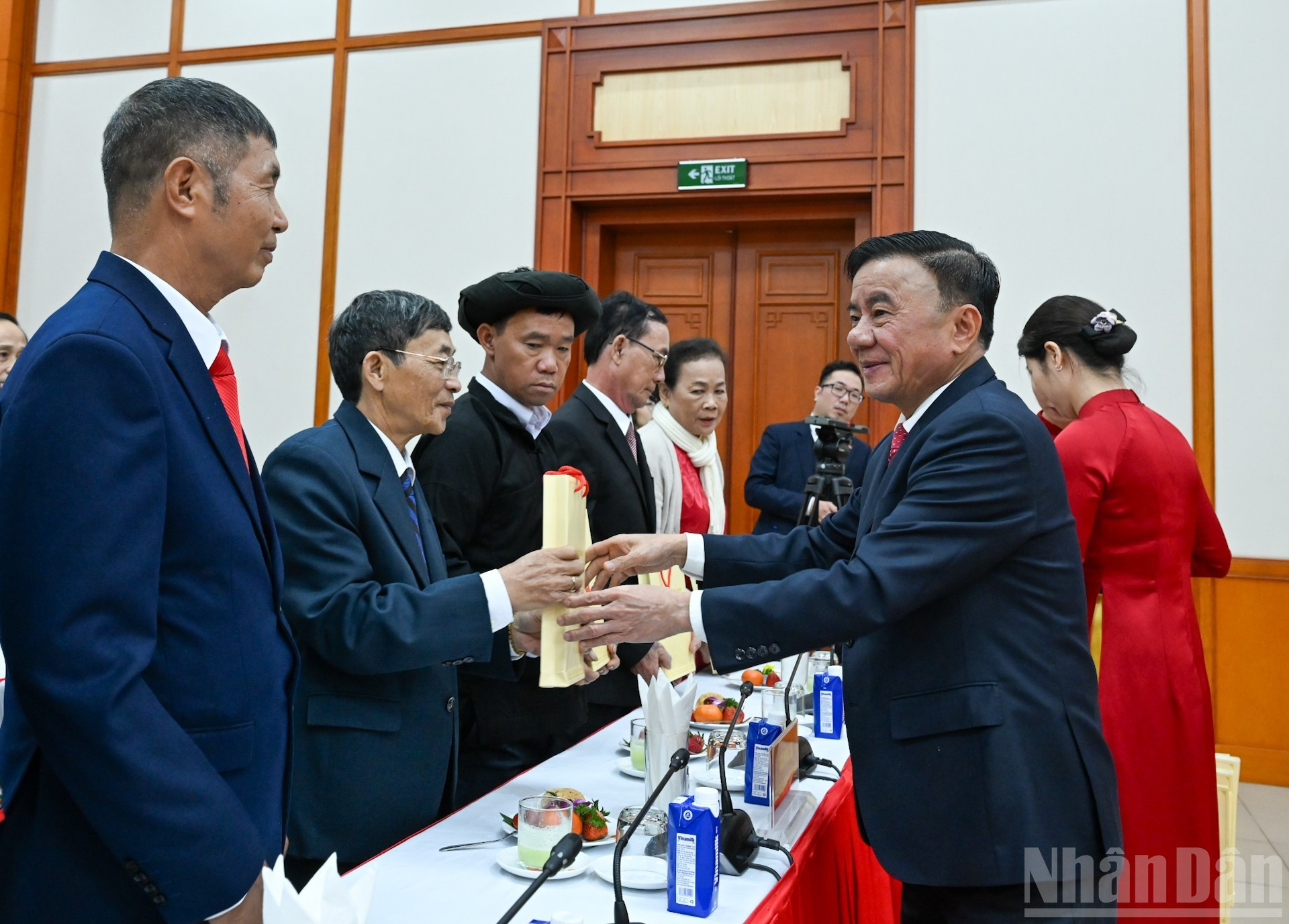 Cam Tu entrega regalos a los delegados.