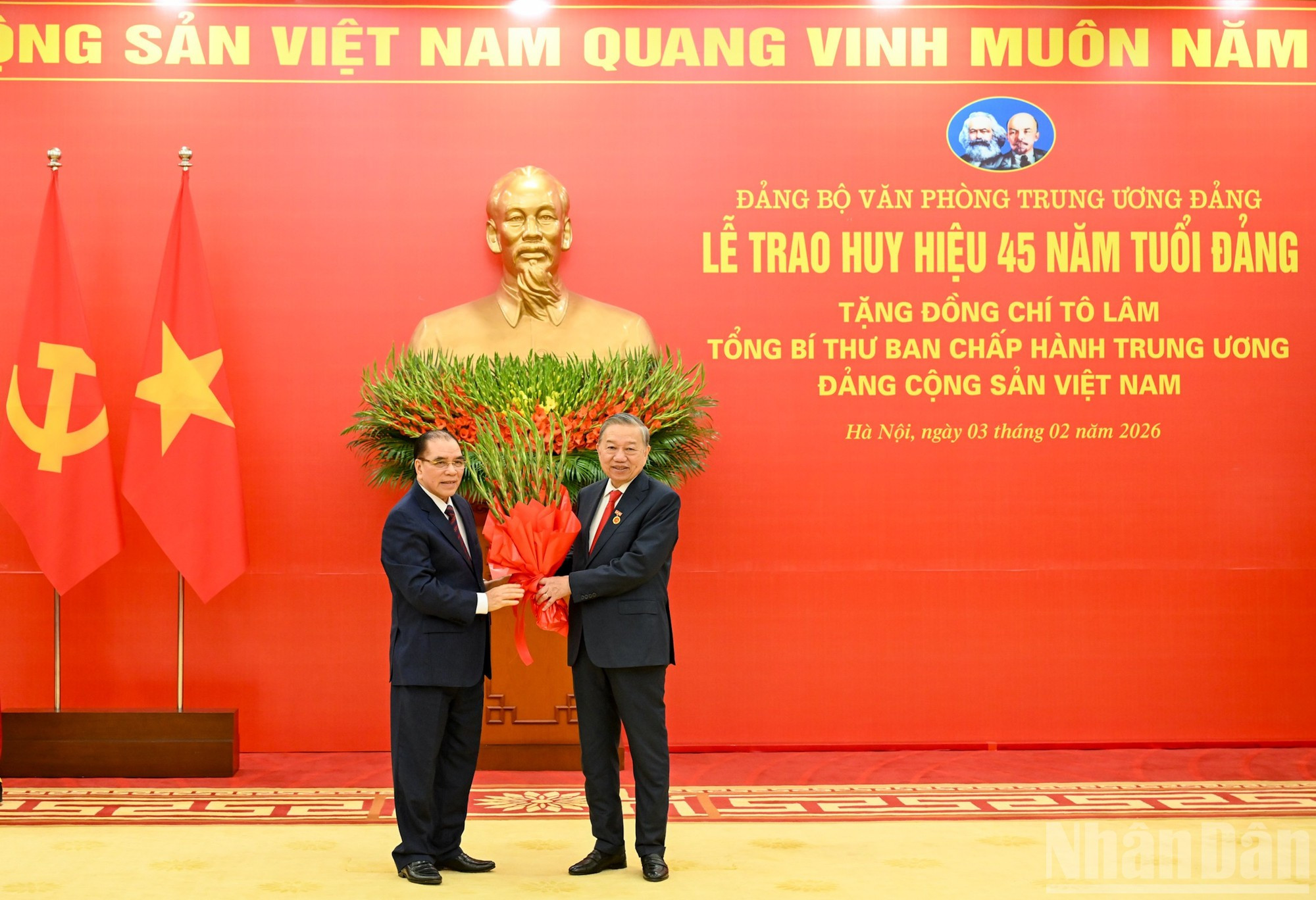 El exsecretario general del PCV Nong Duc Manh felicita al compañero To Lam.