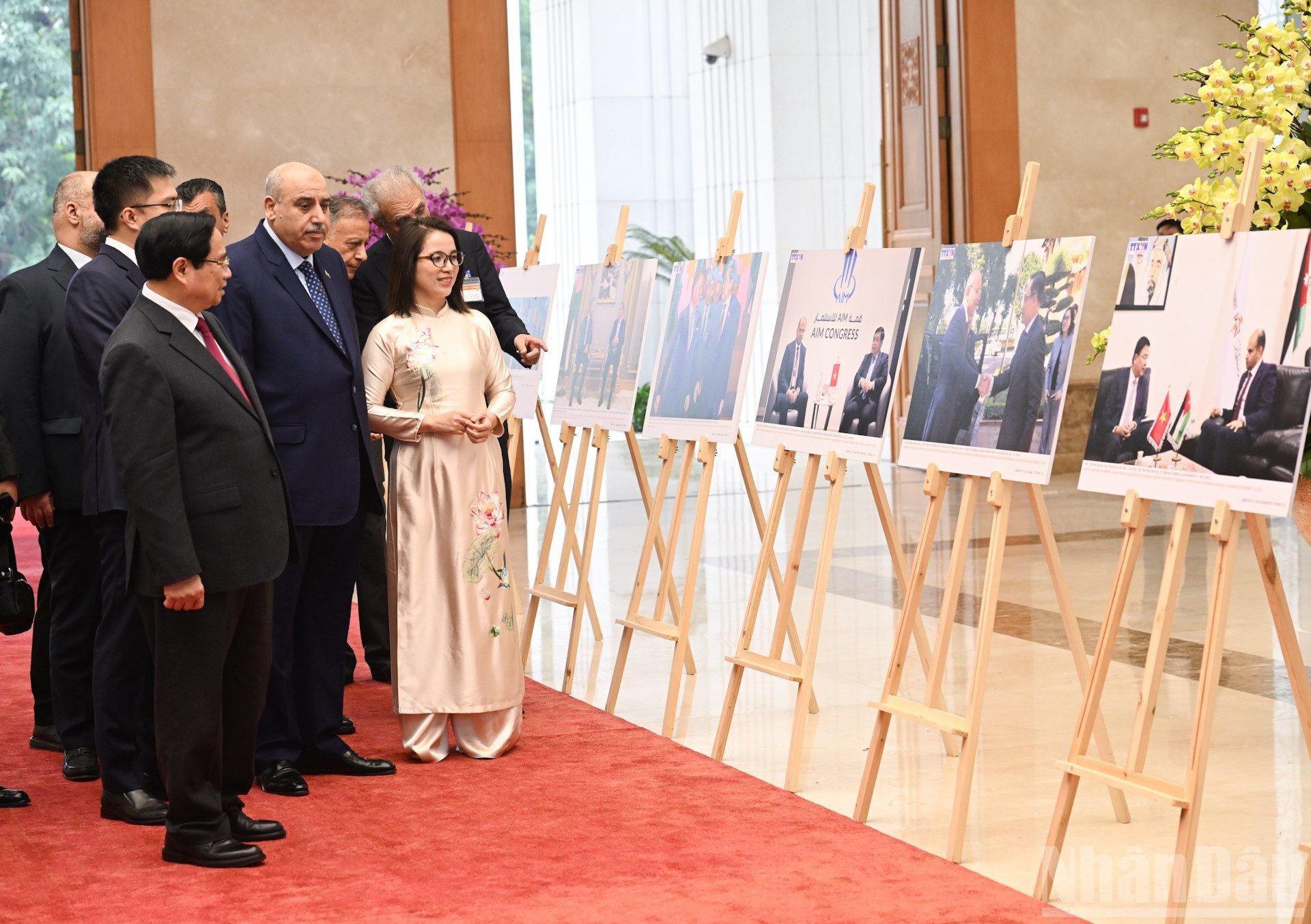 Los dos dirigentes recorren una exposición sobre la cooperación binacional.