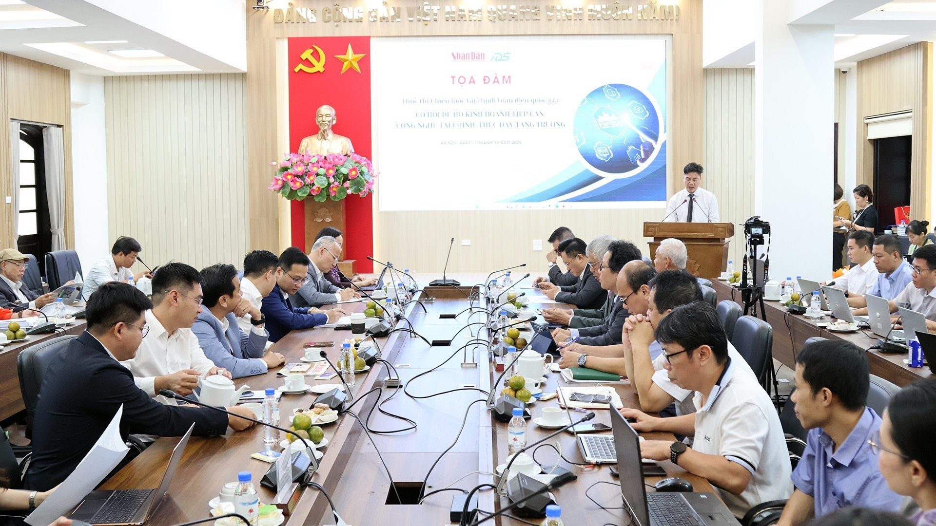 Panorama de la tertulia.