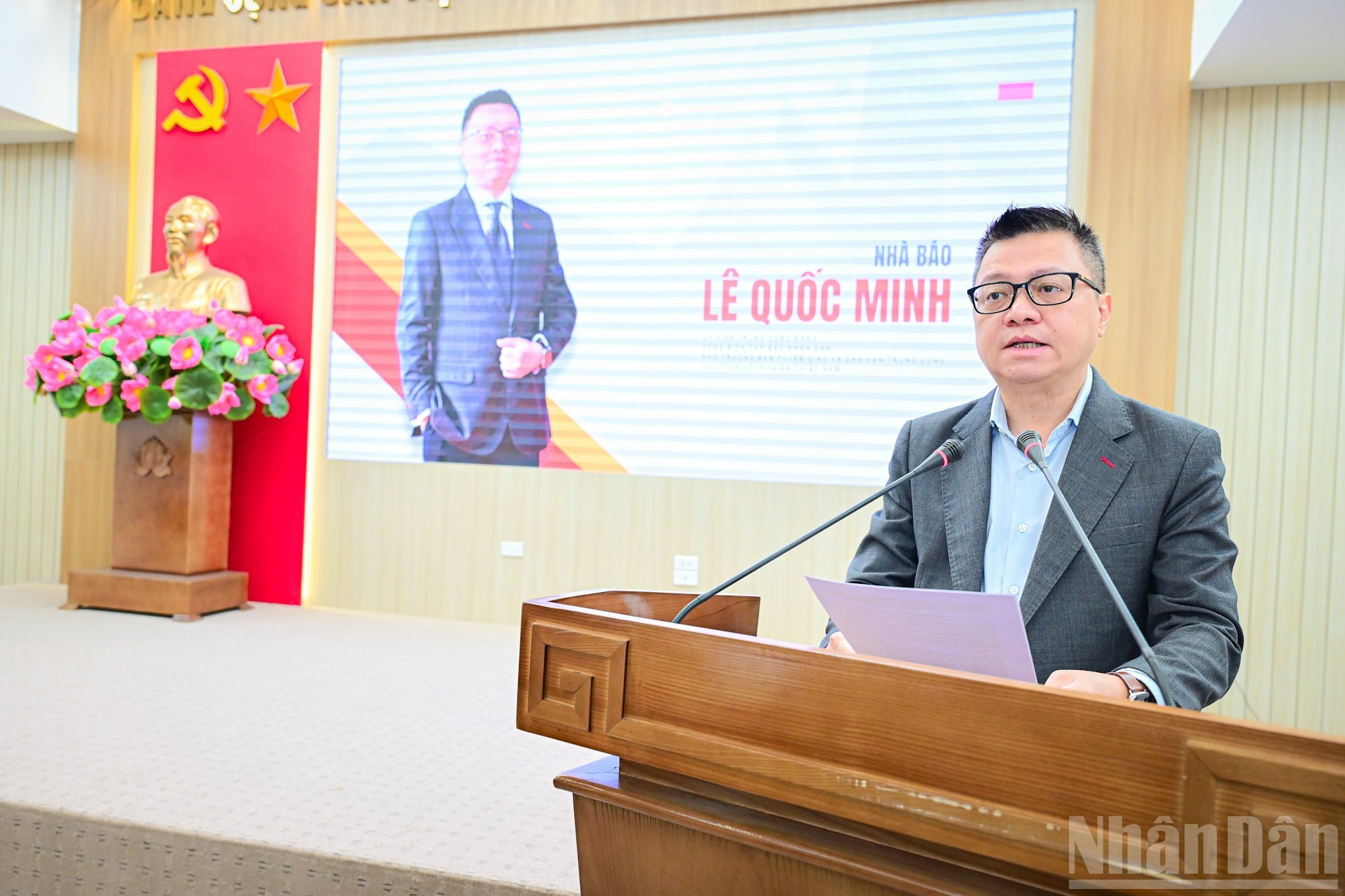 Le Quoc Minh, miembro del Comité Central del Partido Comunista de Vietnam y subjefe de su Comisión de Propaganda y Movilización de Masas, presidente-editor de Nhan Dan y titular de la Asociación de Periodistas del país, interviene en el evento.