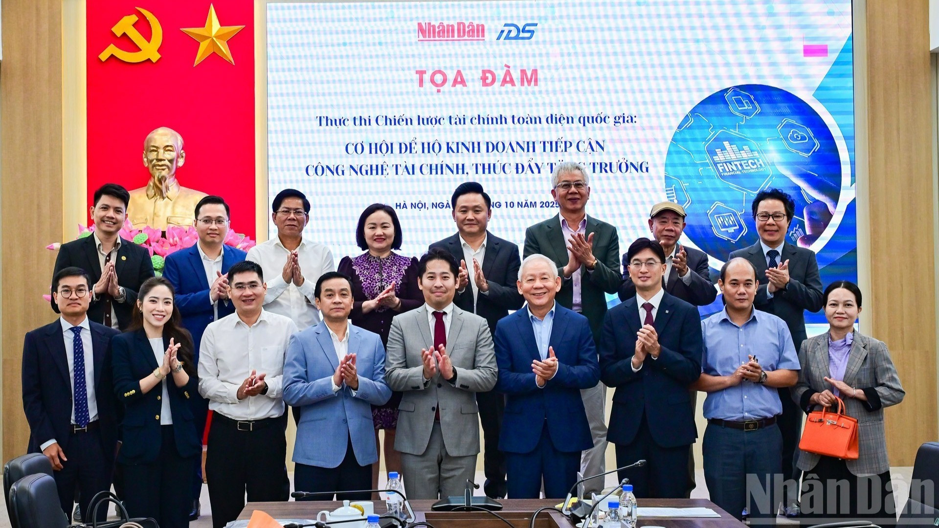 Los delegados posan para fotos.