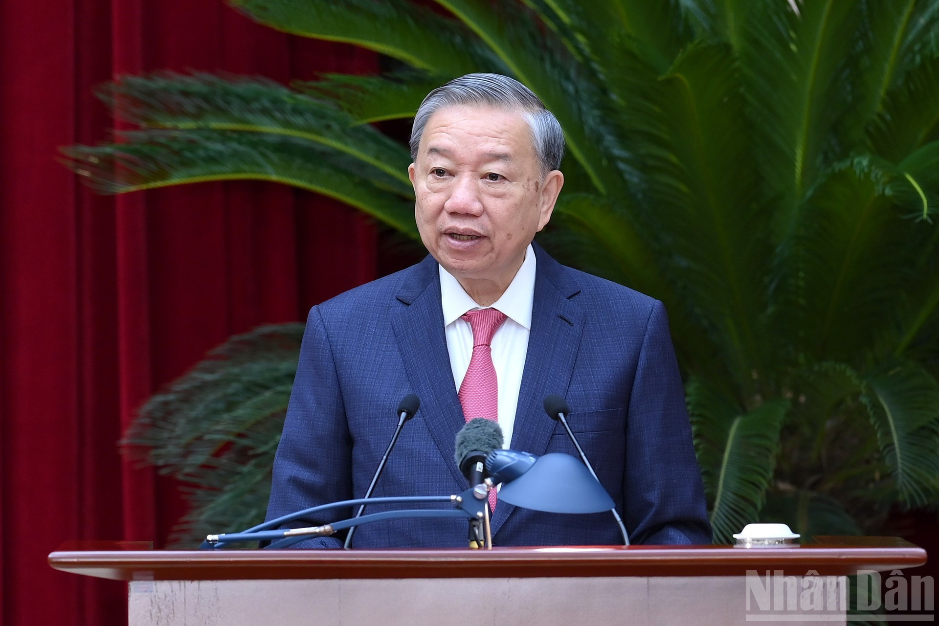 El secretario general del PCV, To Lam, pronuncia el discurso de clausura del pleno.