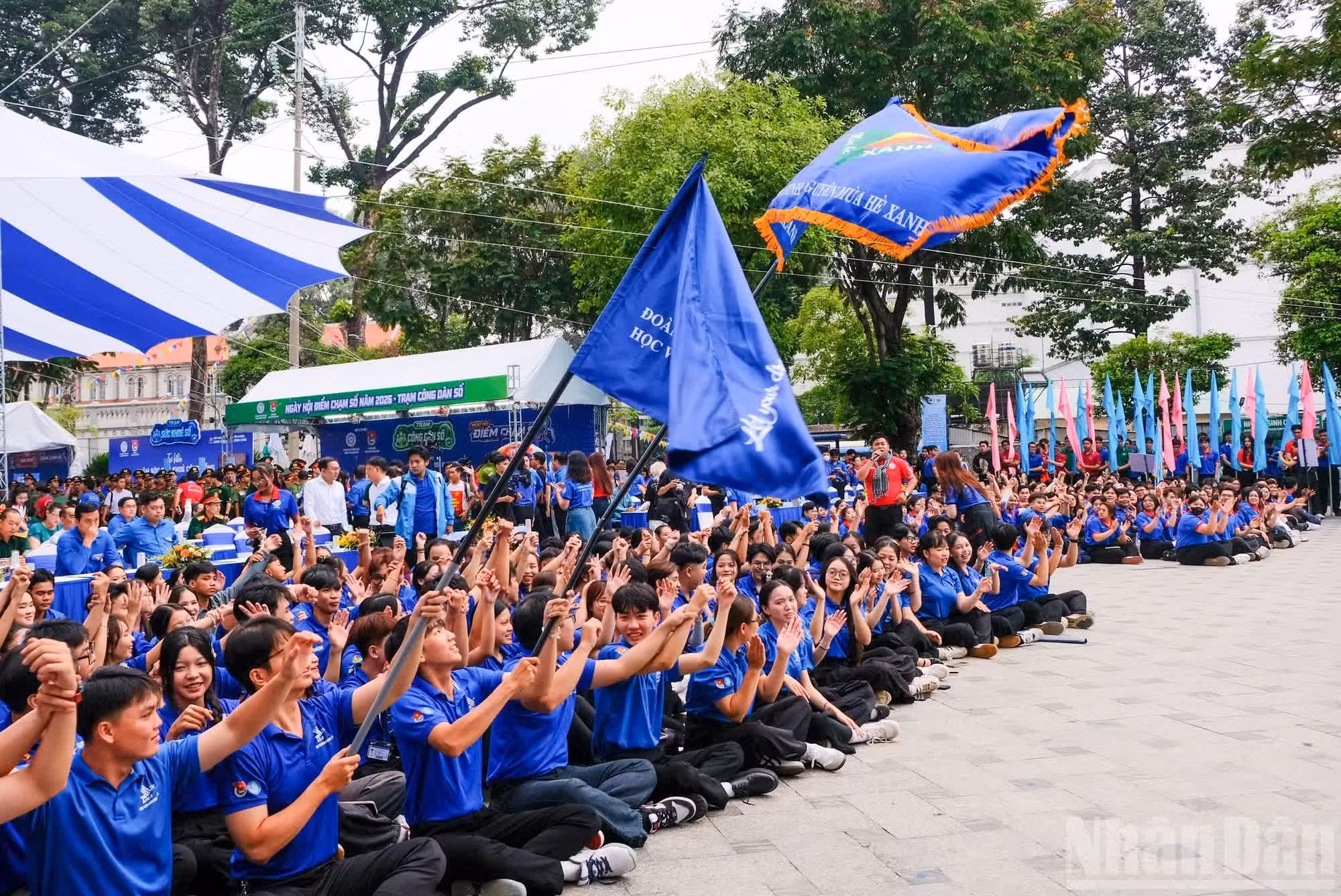 Presencian la ceremonia más de cinco mil voluntarios.