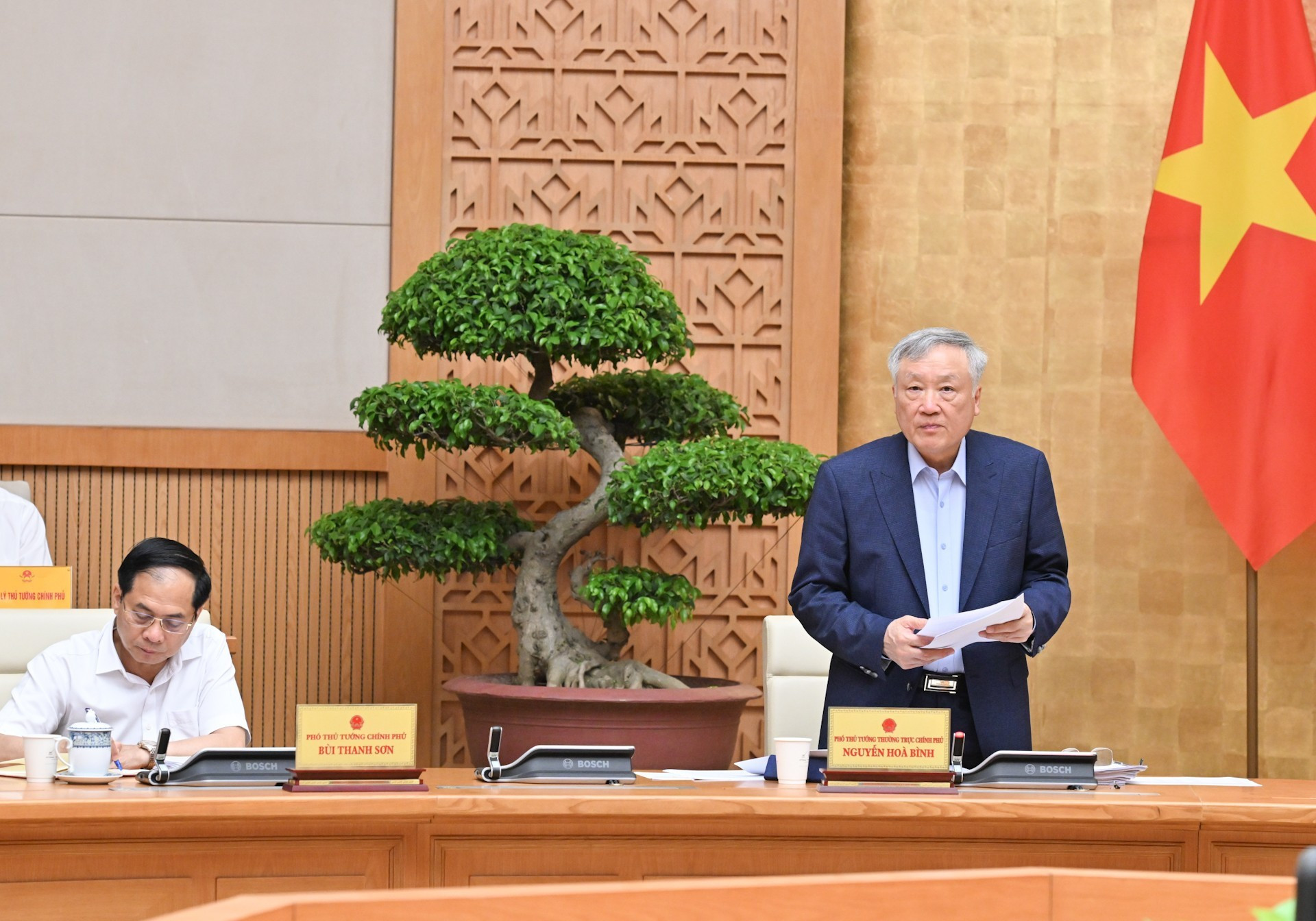 El viceprimer ministro permanente, Nguyen Hoa Binh.