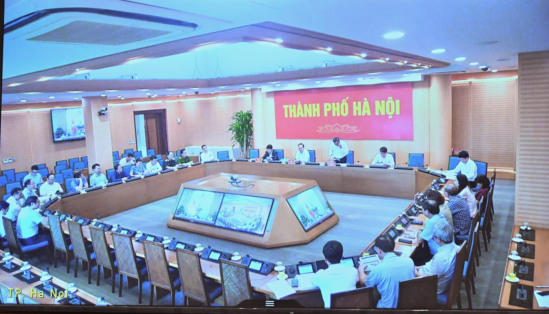 La reunión es transmitida en vivo a las 34 provincias y ciudades, y a los más de tres mil 300 comunas, barrios residenciales y zonas especiales.