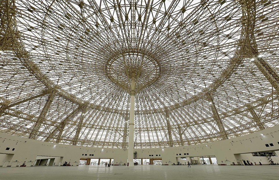 La estructura abovedada del pabellón ha sido diseñada con una impresionante infraestructura de 24 mil toneladas de acero. La estructura abovedada del pabellón ha sido diseñada con una impresionante infraestructura de 24 mil toneladas de acero.