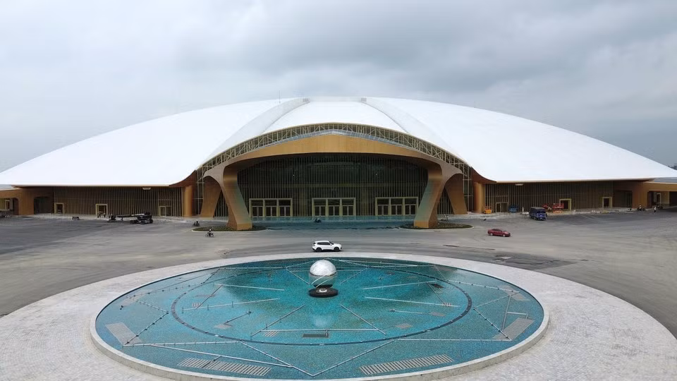 Frente al pabellón de exposiciones se encuentra un impresionante espectáculo de música y fuentes de agua que cobran vida al caer la noche.