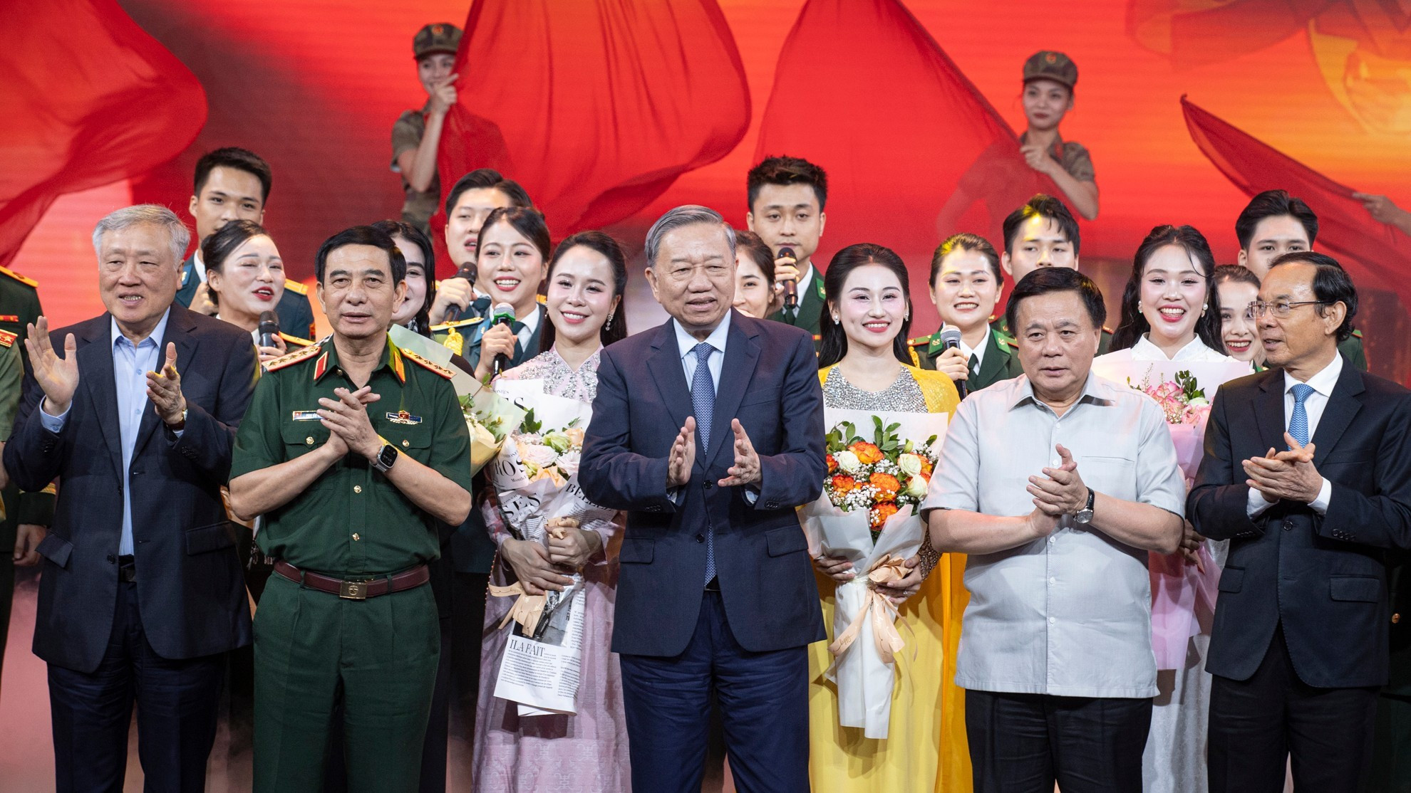 [Foto] Líder del PCV asiste a programa artístico por decenio de aprendizaje del pensamiento de Ho Chi Minh