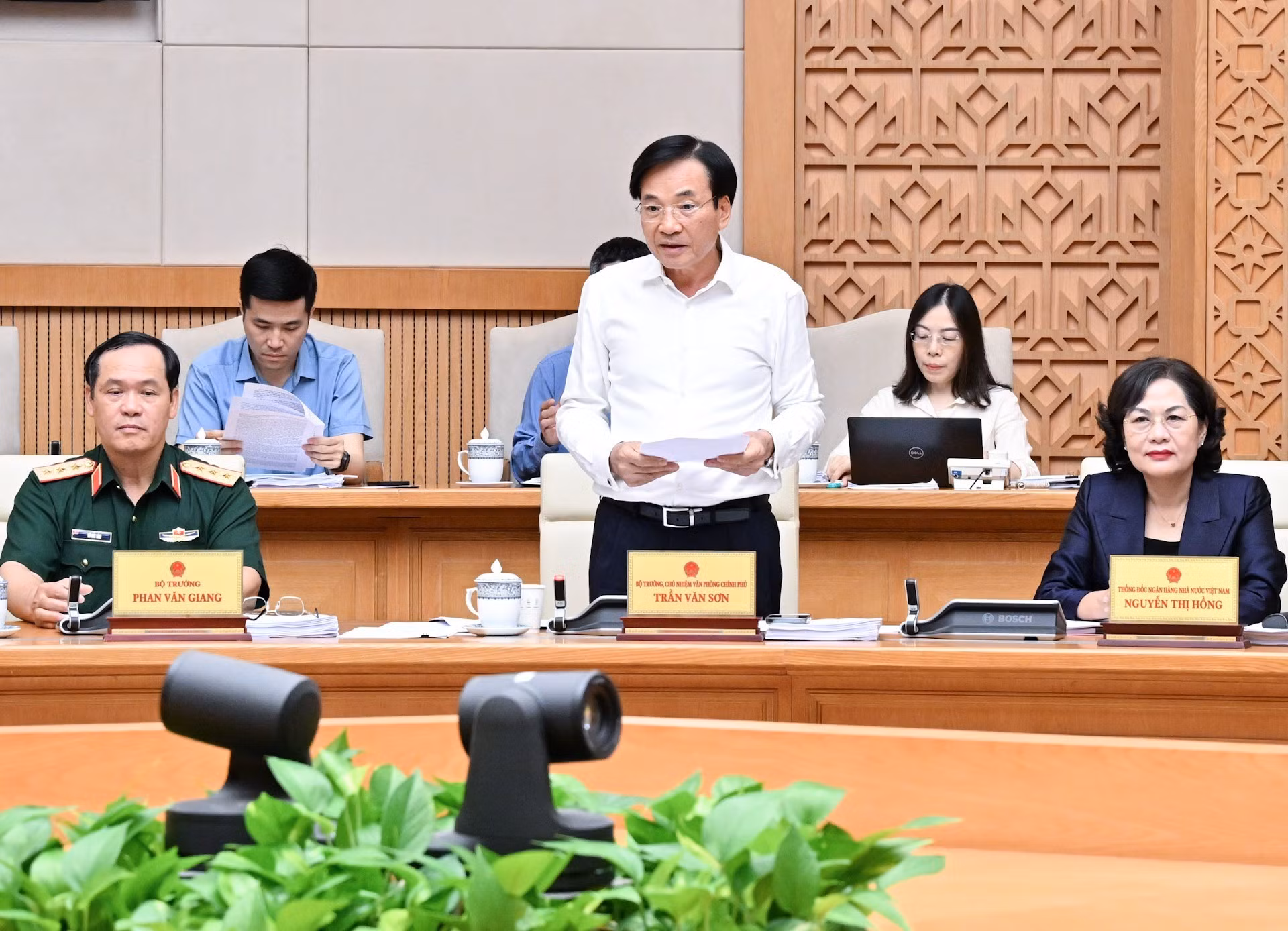 El ministro-jefe de la Oficina Gubernamental, Tran Van Son.