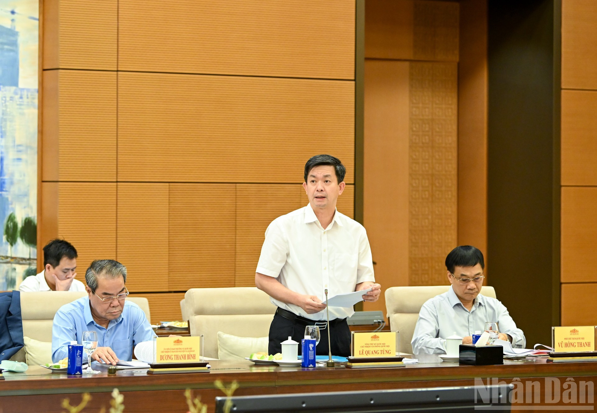 El secretario general de la AN y jefe de la Oficina Parlamentaria, Le Quang Tung, presenta un informe. El secretario general de la AN y jefe de la Oficina Parlamentaria, Le Quang Tung, presenta un informe.