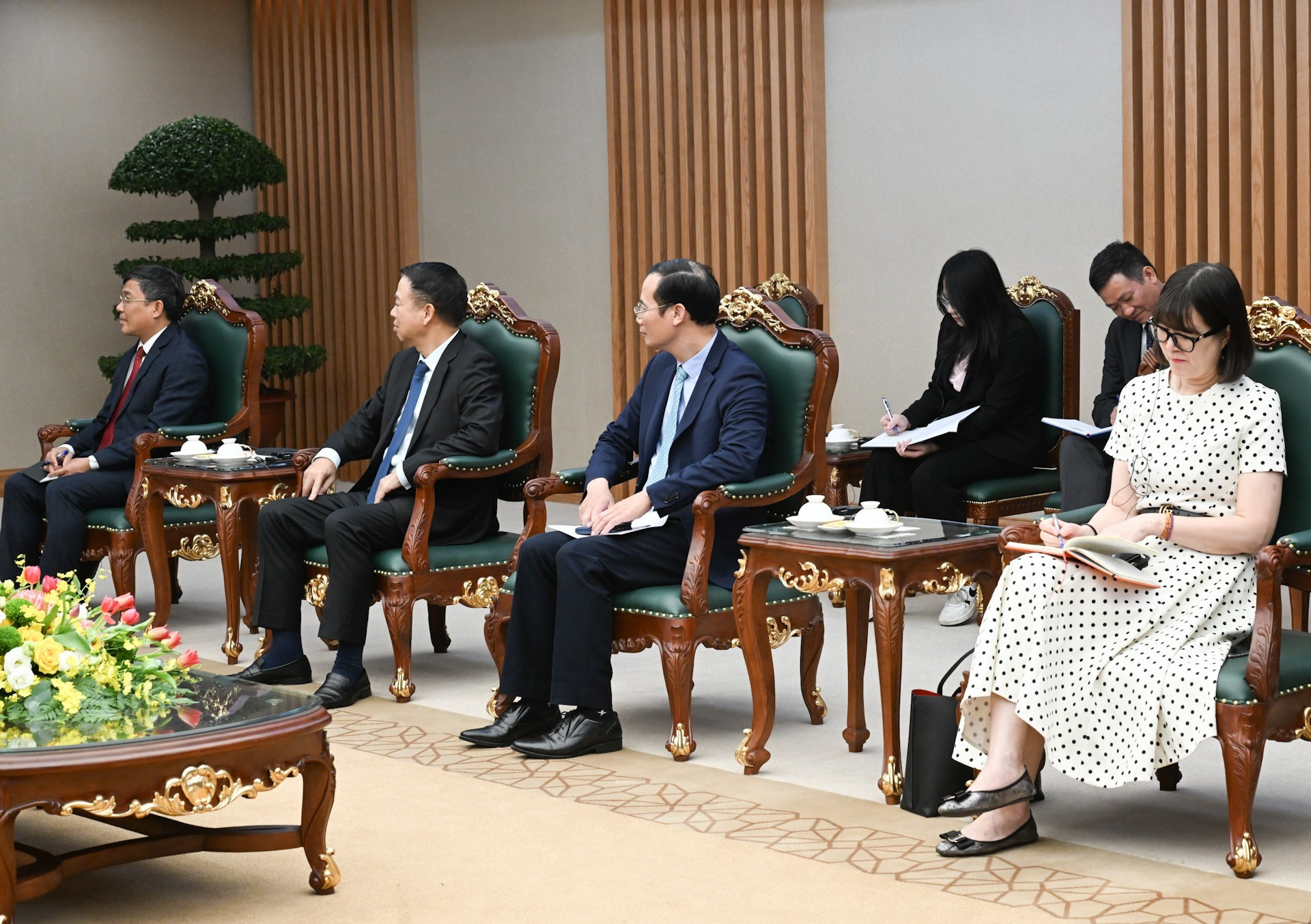 Representantes de ministerios y ramas del Gobierno vietnamita.