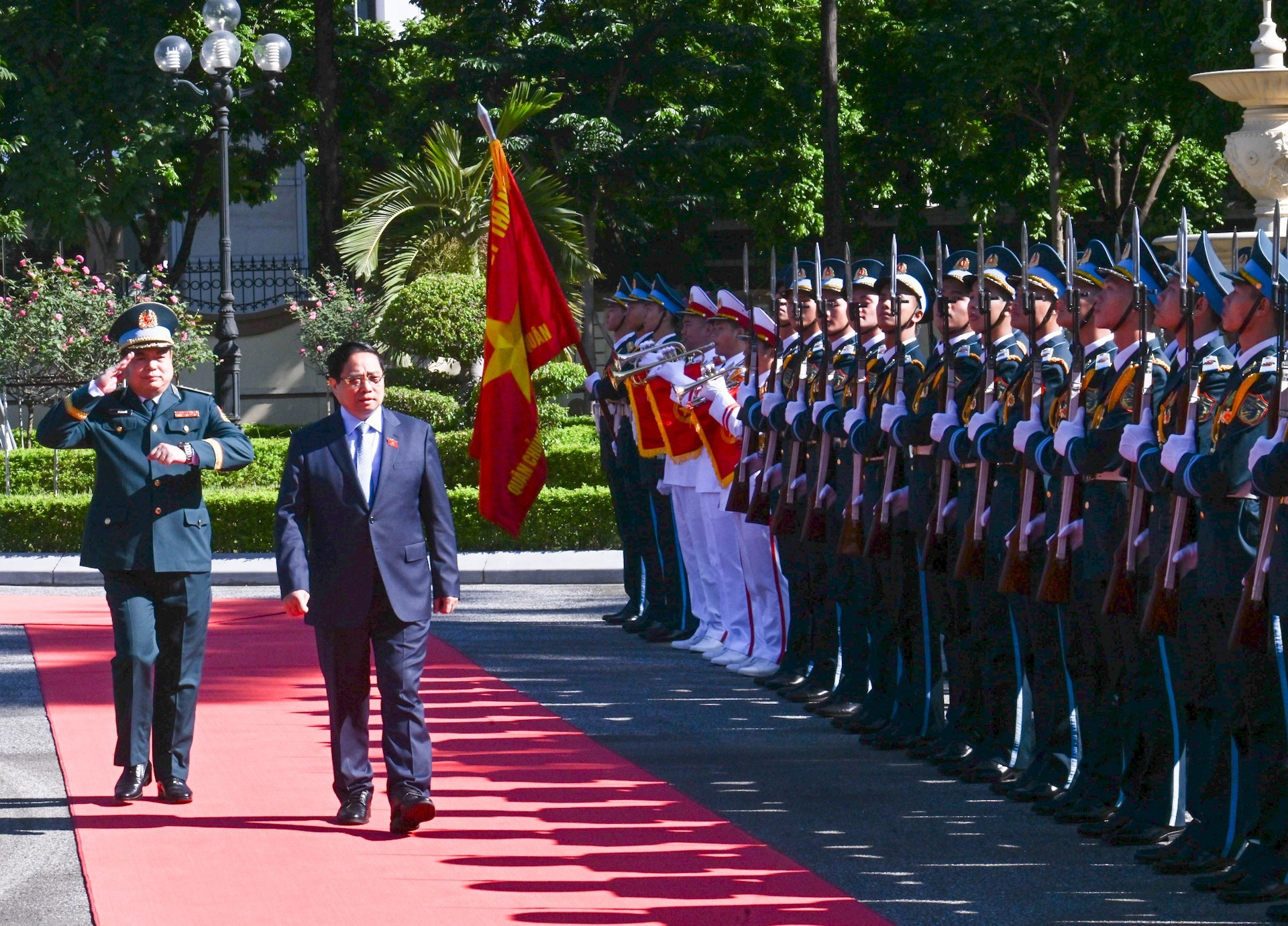 El primer ministro Pham Minh Chinh pasa revista a la guardia de honor del Ejército Popular de Vietnam. El primer ministro Pham Minh Chinh pasa revista a la guardia de honor del Ejército Popular de Vietnam.