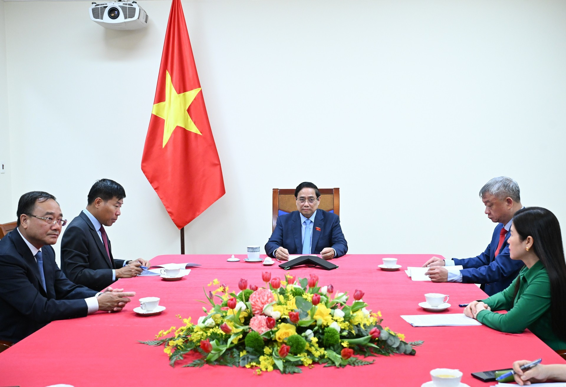 El primer ministro de Vietnam, Pham Minh Chinh, sostiene una conversación telefónica con su homólogo de Tailandia, Anutin Charnvirakul.