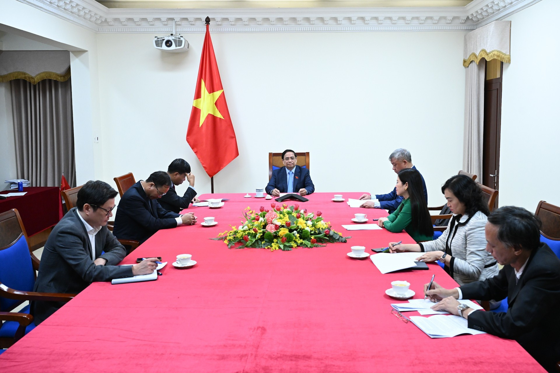Panorama de la conversación en la sede del Gobierno vietnamita, en Hanói.