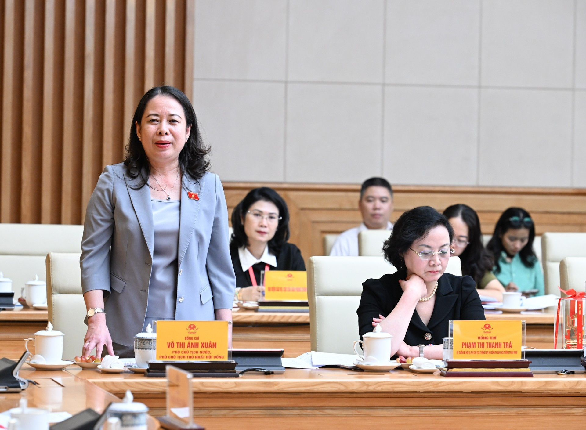Vo Thi Anh Xuan, miembro del Comité Central del Partido, vicepresidenta del Estado y primera vicepresidenta del Consejo Central de Emulación y Recompensa, en su intervención.