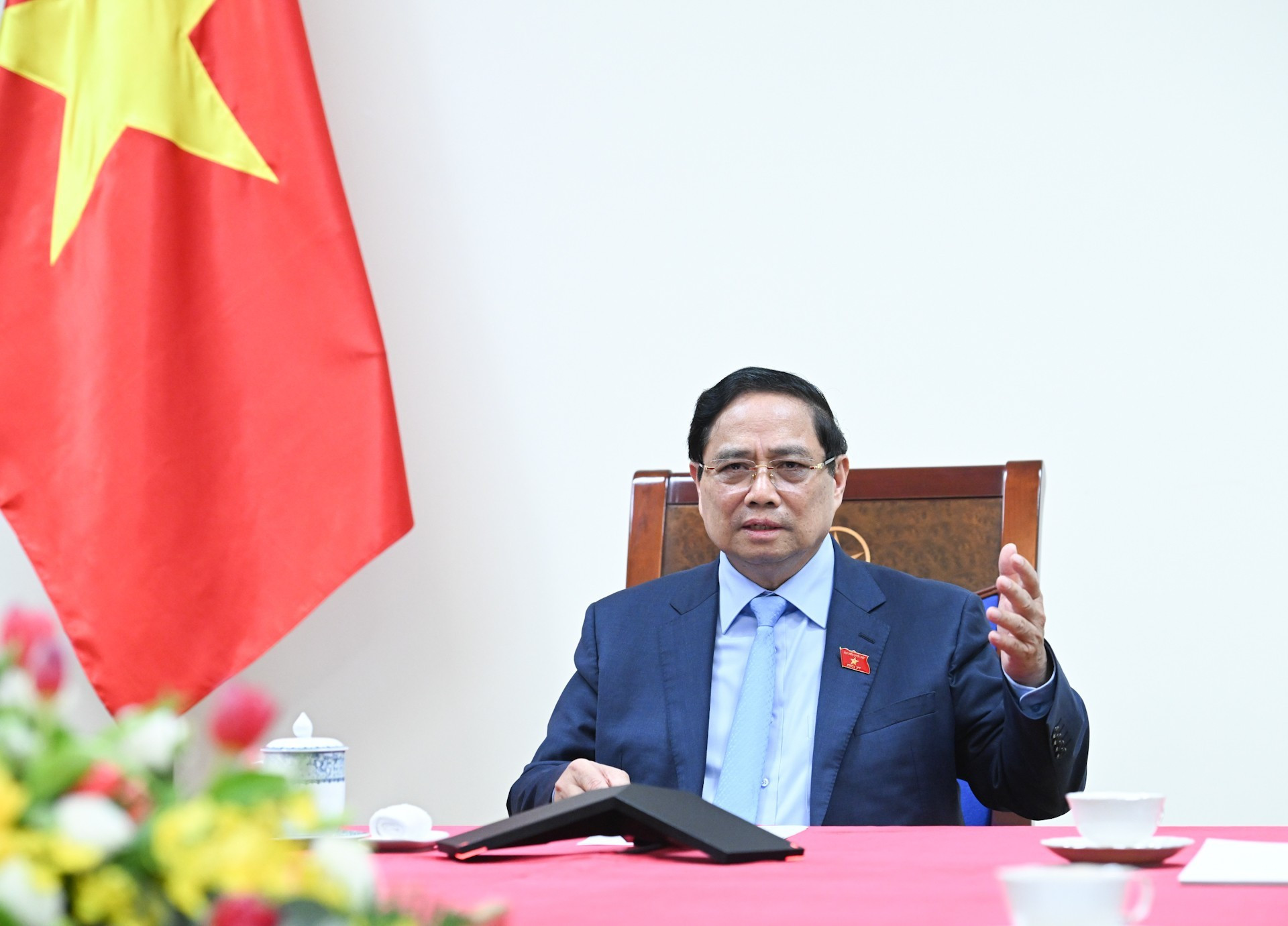 El primer ministro de Vietnam, Pham Minh Chinh, en la conversación con su homólogo de Tailandia, Anutin Charnvirakul.