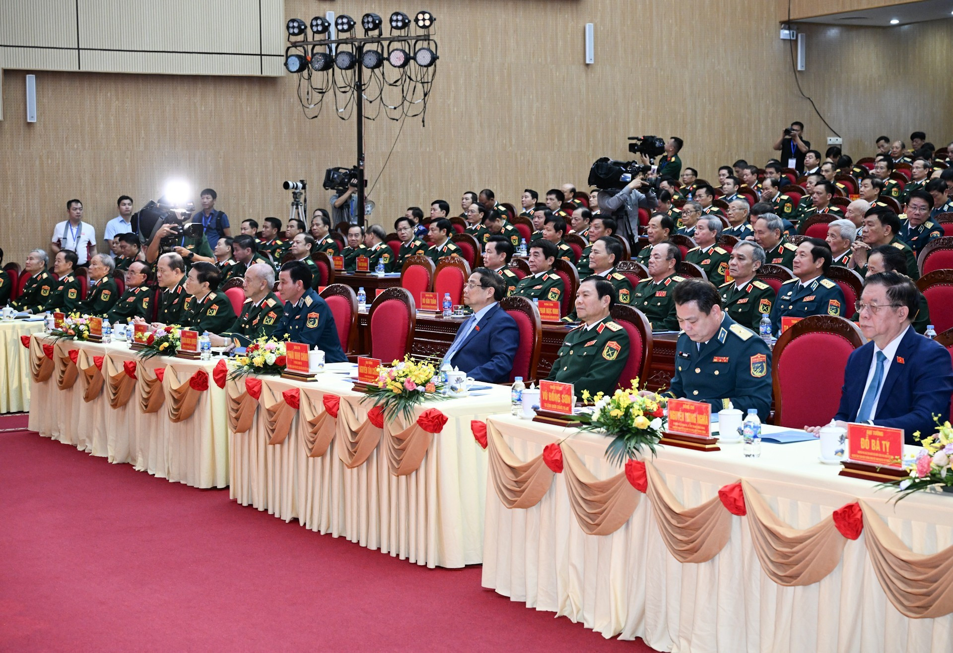 El primer ministro del país, Pham Minh Chinh, y dirigentes del Partido y del Estado en la cita. El primer ministro del país, Pham Minh Chinh, y dirigentes del Partido y del Estado en la cita.