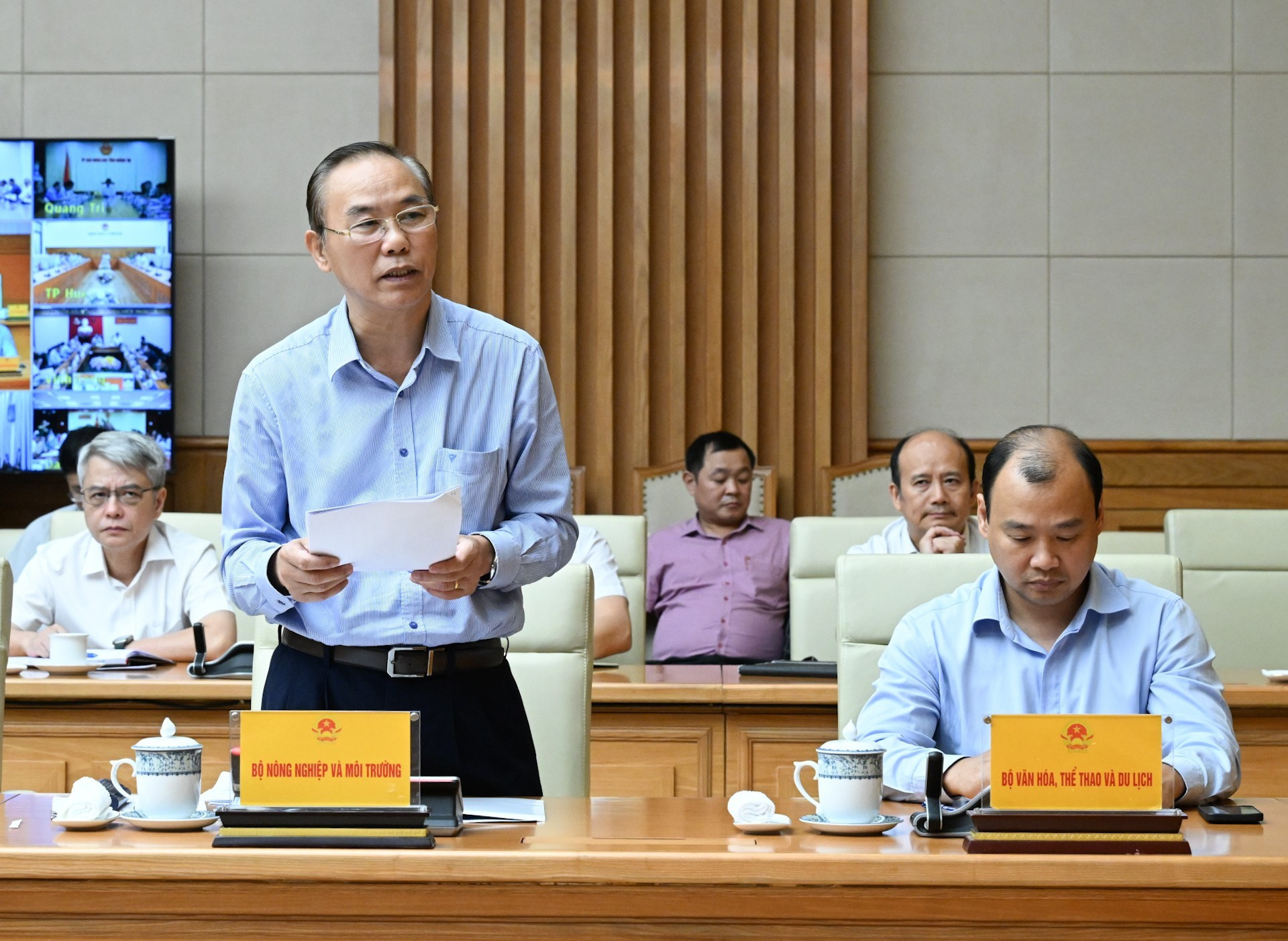 El viceministro de Agricultura y Medio Ambiente Phung Duc Tien aporta opiniones.