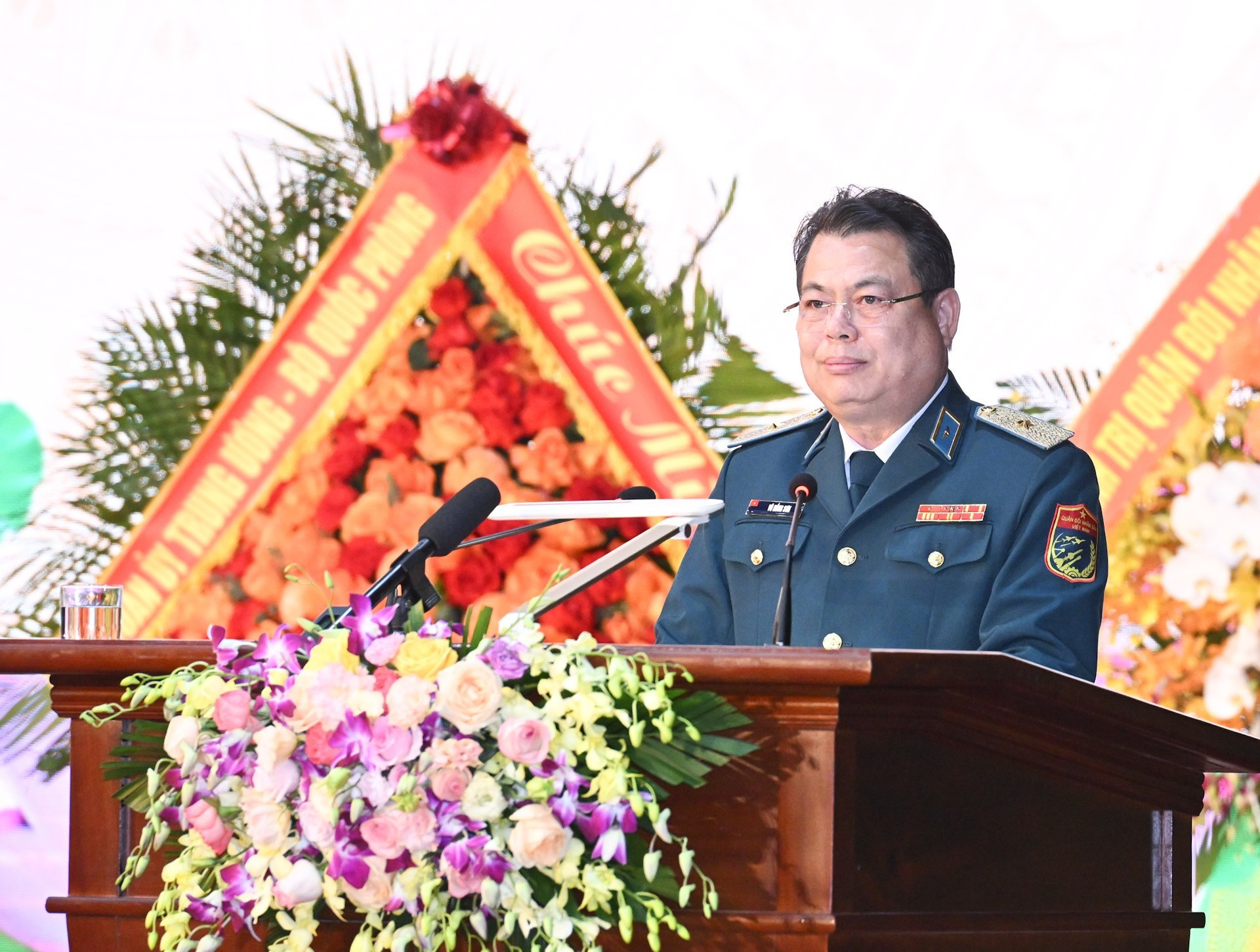 El general de brigada Vu Hong Son, comandante de la Fuerza de Defensa Aérea-Antiaérea, pronuncia un discurso. El general de brigada Vu Hong Son, comandante de la Fuerza de Defensa Aérea-Antiaérea, pronuncia un discurso.