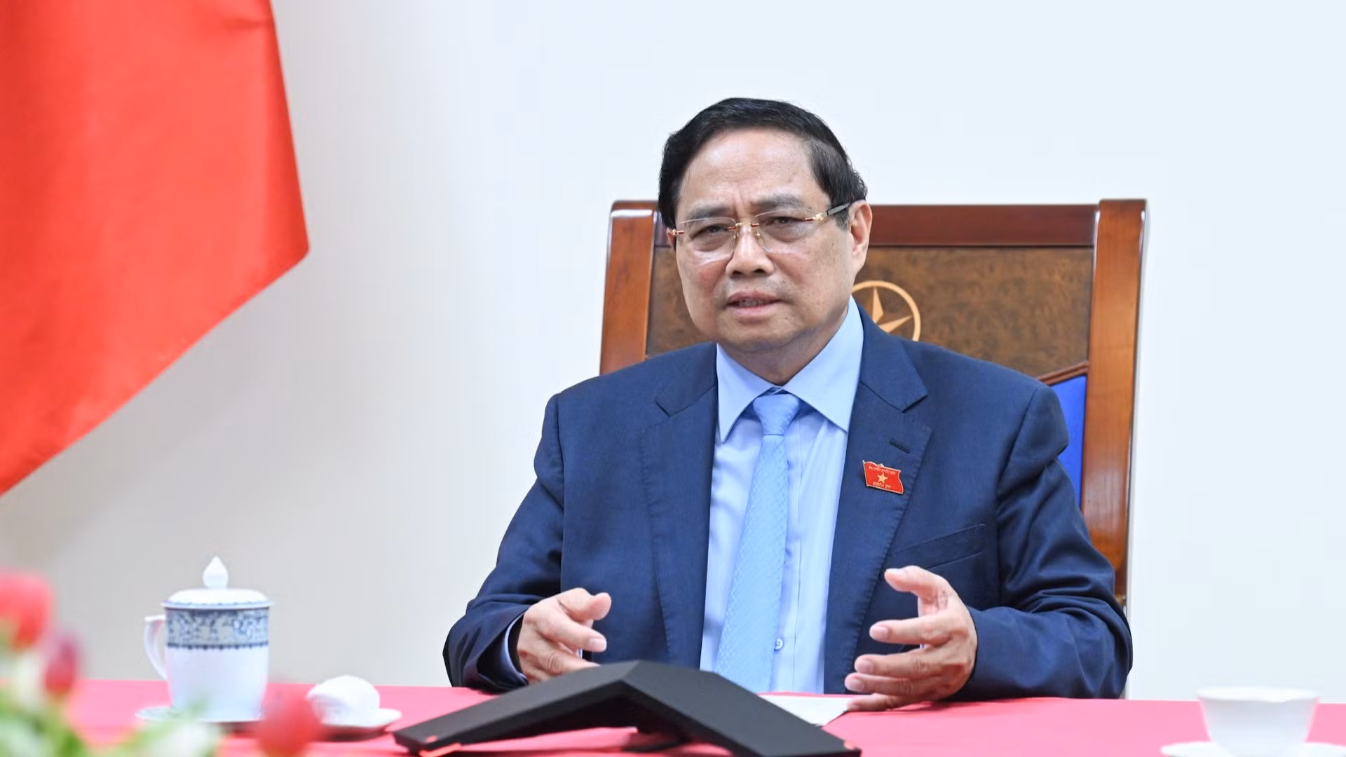 [Foto] Premier vietnamita sostiene conversación telefónica con su homólogo de Tailandia