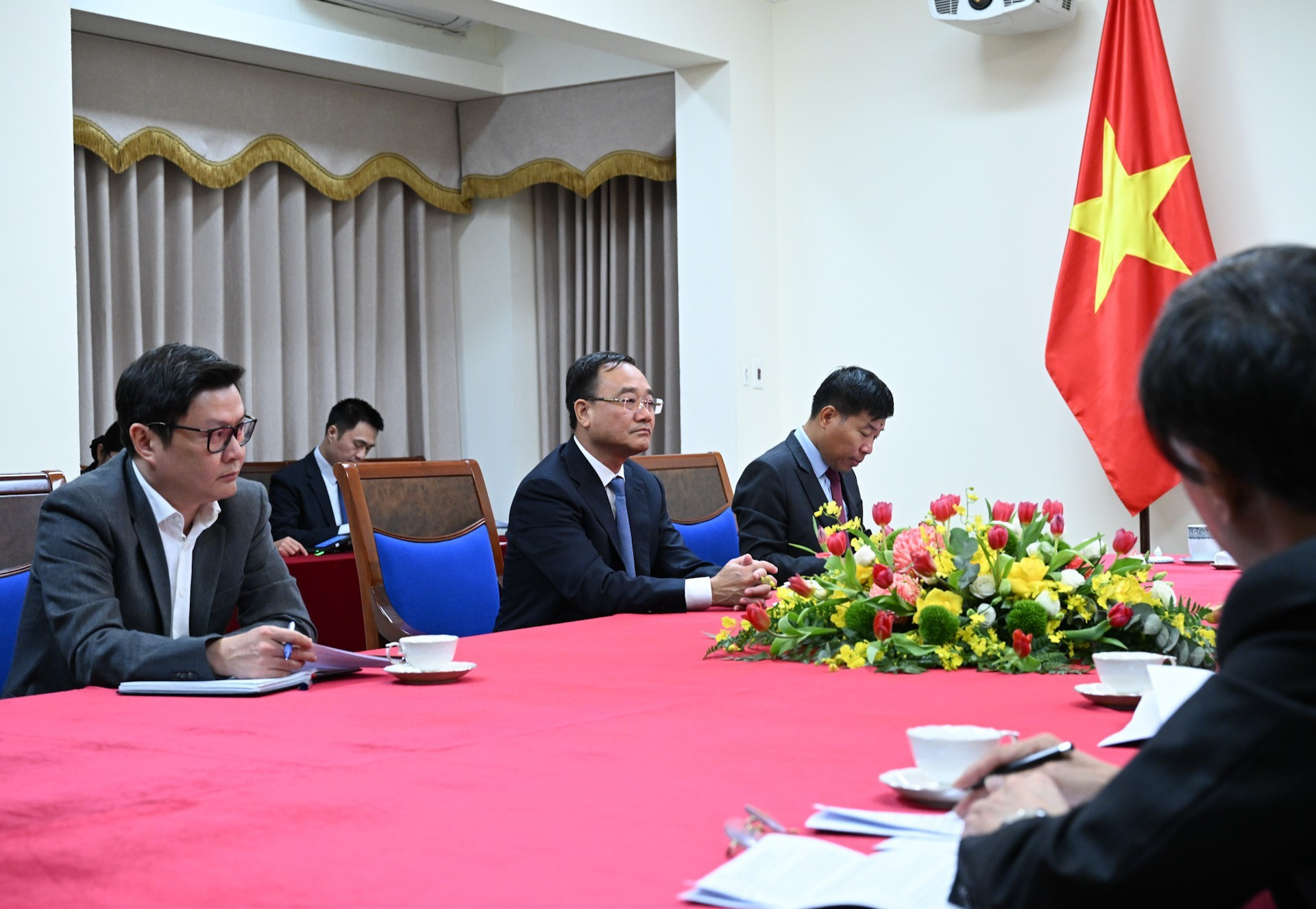 Representantes de ministerios y ramas del Gobierno vietnamita en la actividad.