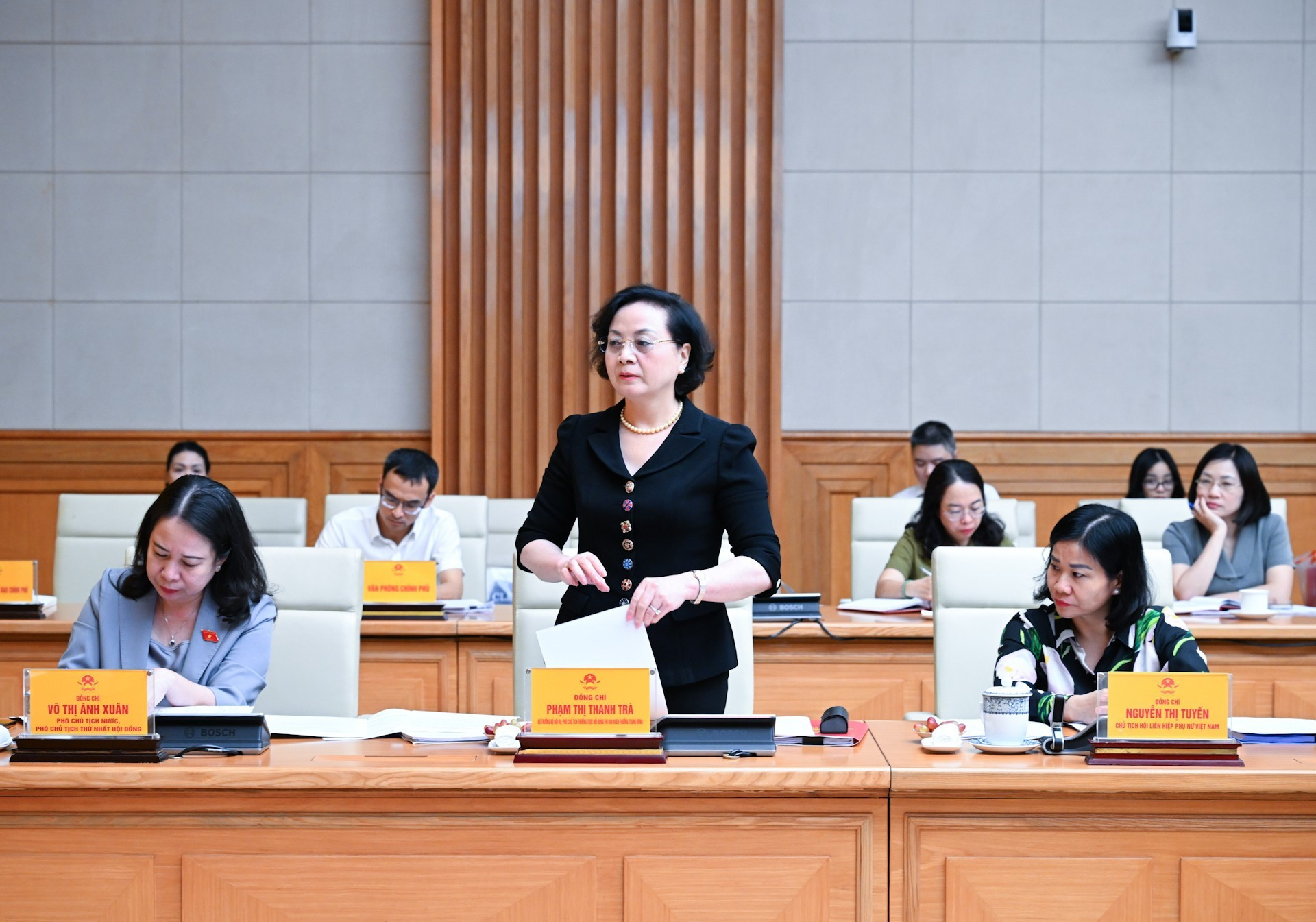 Pham Thi Thanh Tra, ministra del Interior y vicepresidenta permanente del Consejo Central de Emulación y Recompensa, aporta opiniones.